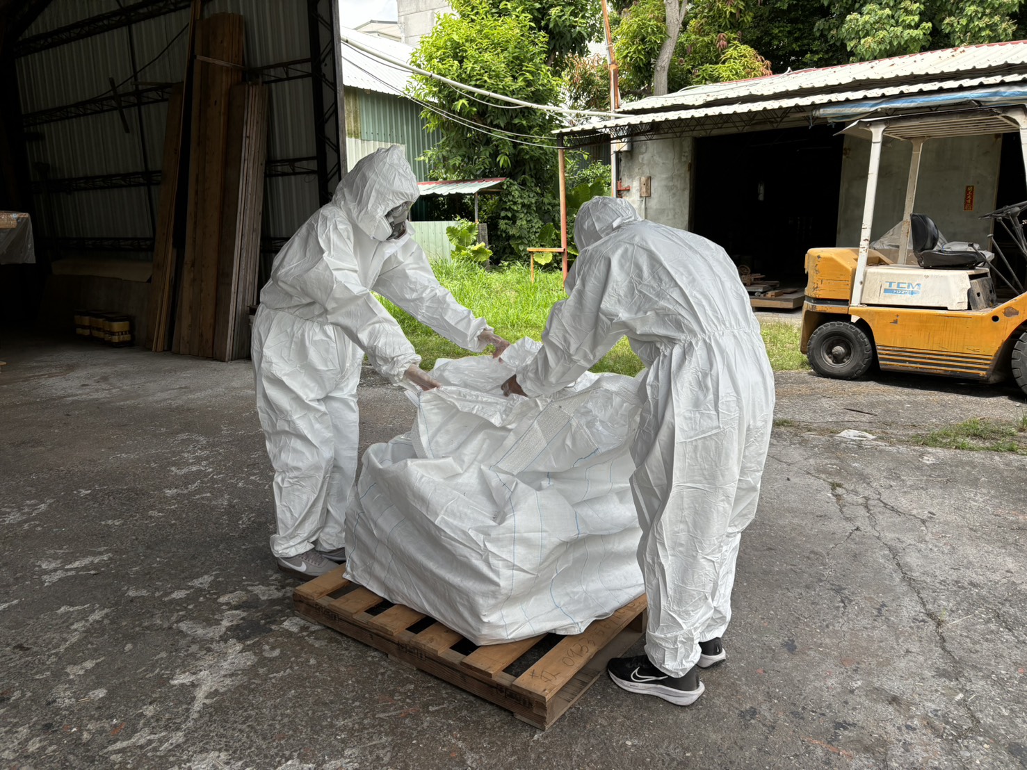 圖二、著安全服裝進行拆除後石綿建材打包作業