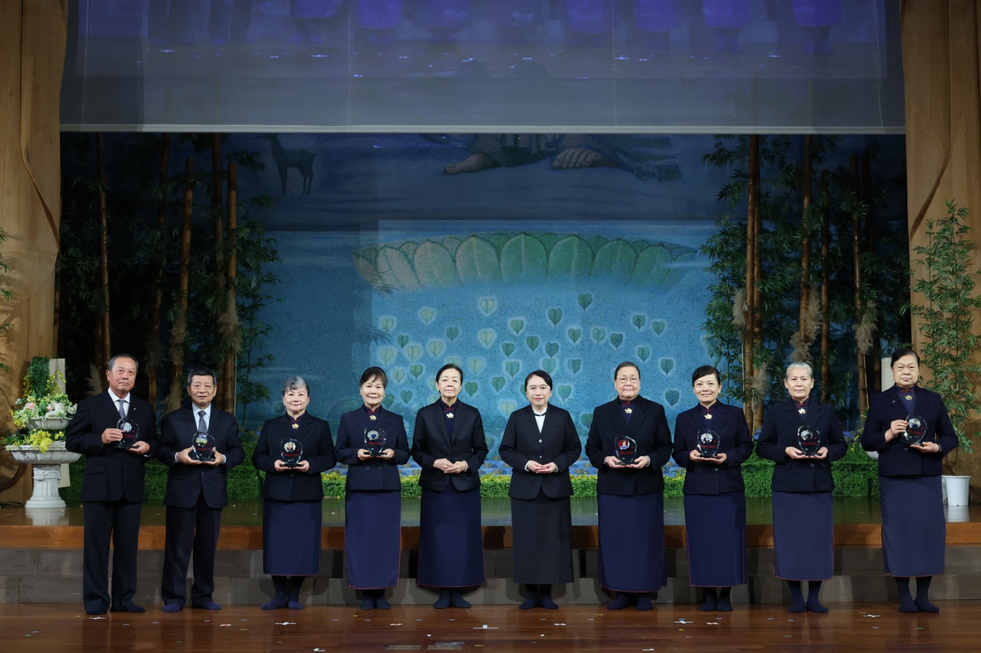 典禮中由校長頒發慈懿會服務滿二十周年獎牌給慈誠懿德會爸爸媽媽