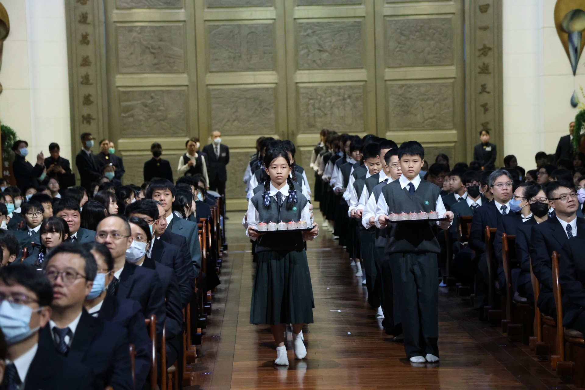 歲末祝福開場由國中部同學點傳心燈，象徵點亮心光，傳遞溫暖。