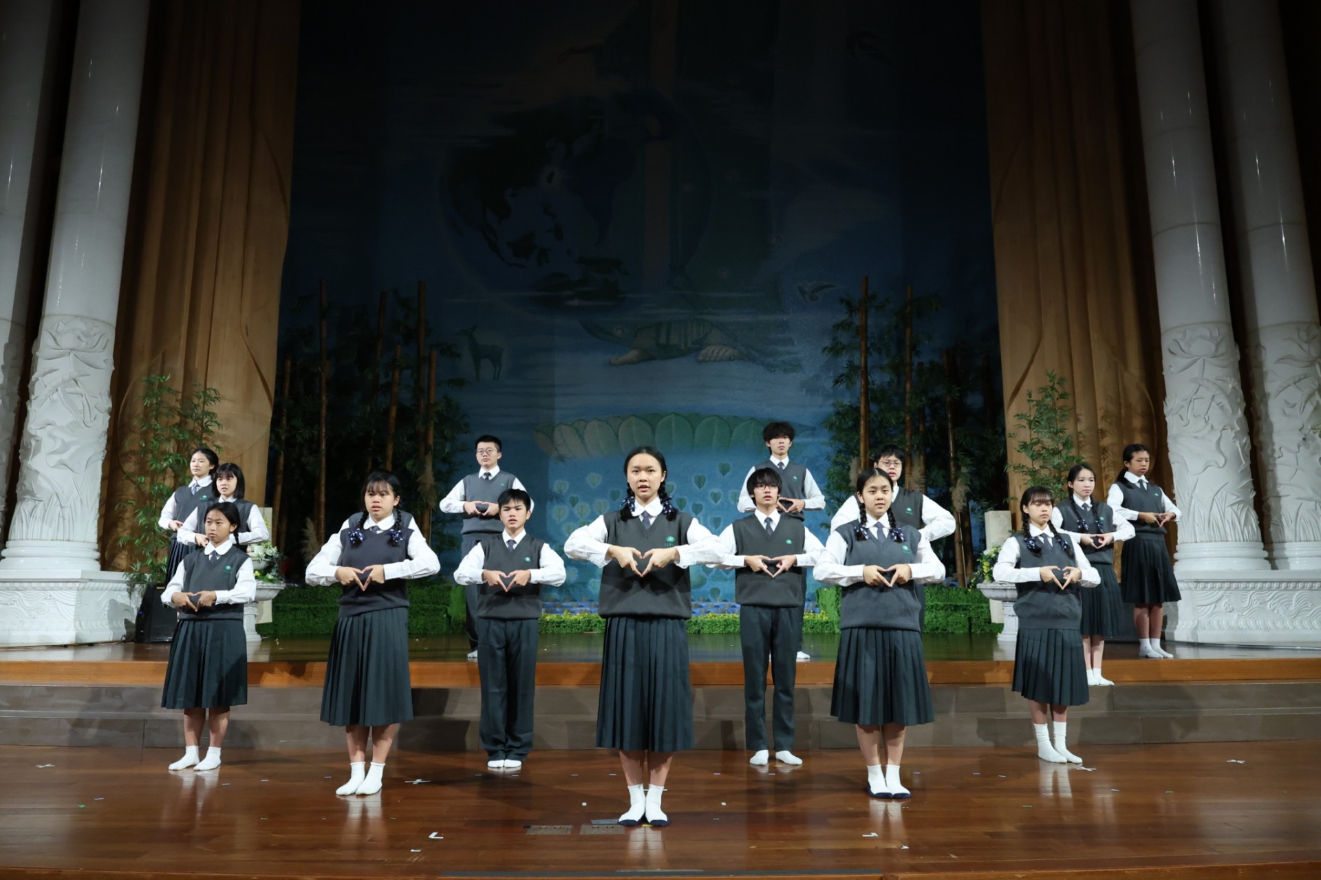 老師與慈懿會爸爸媽媽如同掘井人，引領學生為需要幫助的人奉獻力量，透過手語演繹向所有為我們帶來幸福的人致敬。