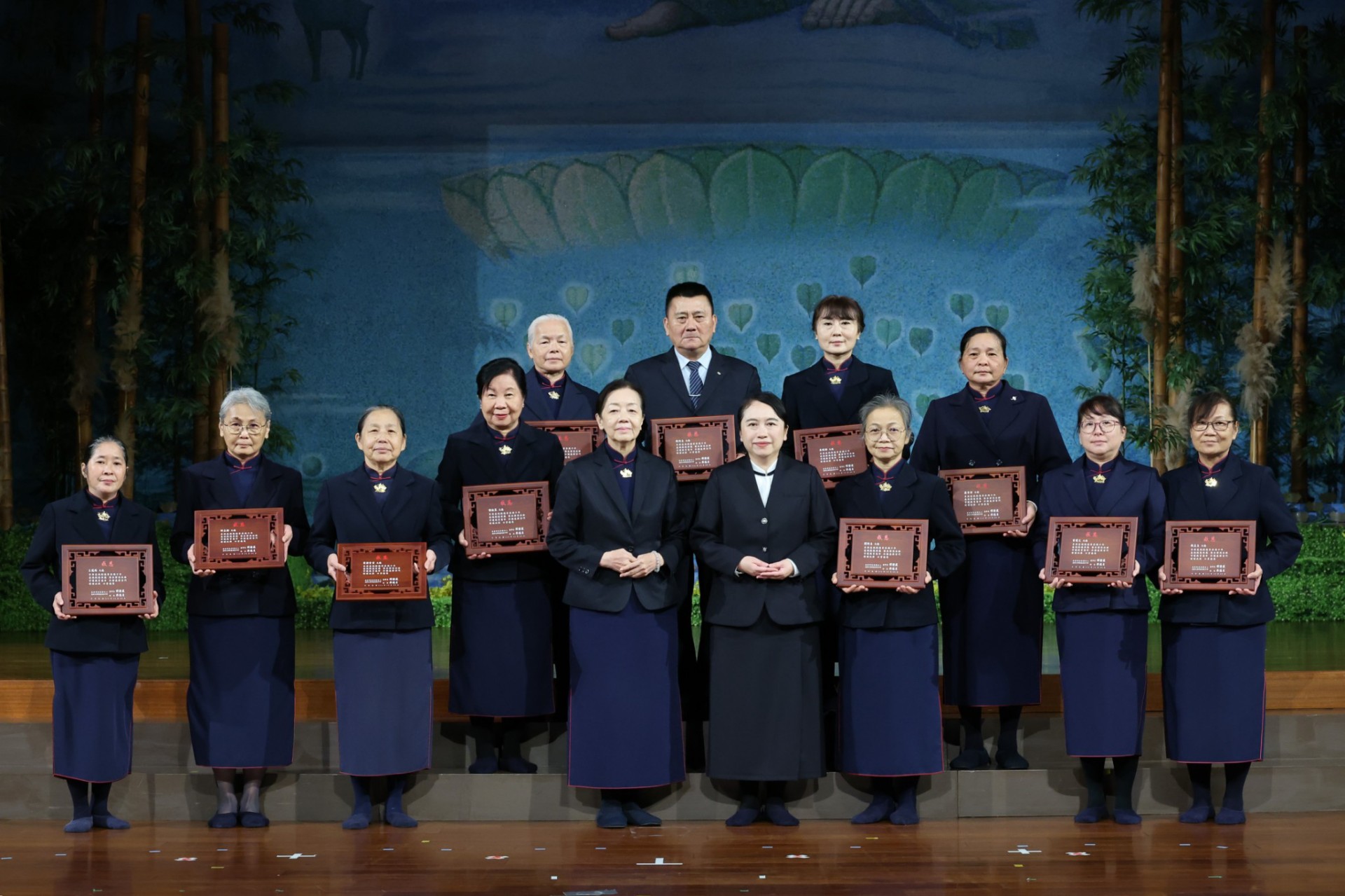 典禮中由校長頒發慈懿會服務滿十周年獎牌給慈誠懿德會爸爸媽媽