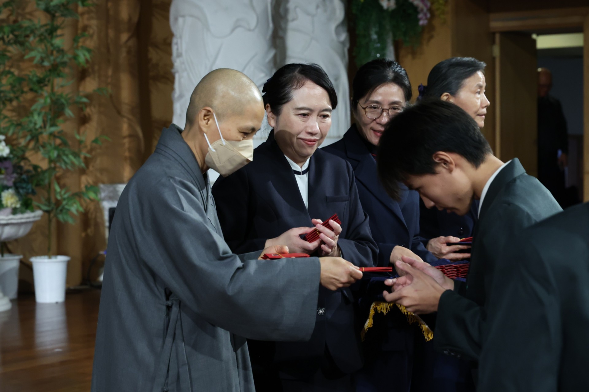 同學一一從精舍師父手中接過福慧紅包，發願將福與慧傳遞給更多人。