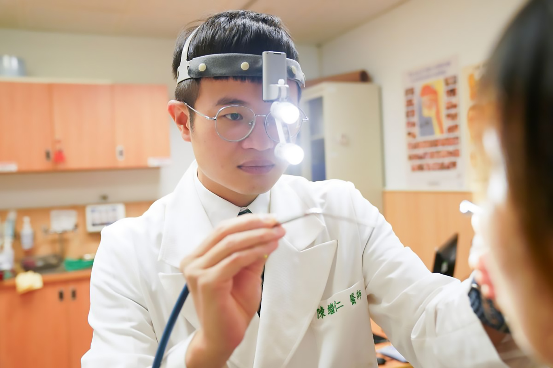 陳繼仁醫師看診示意照。