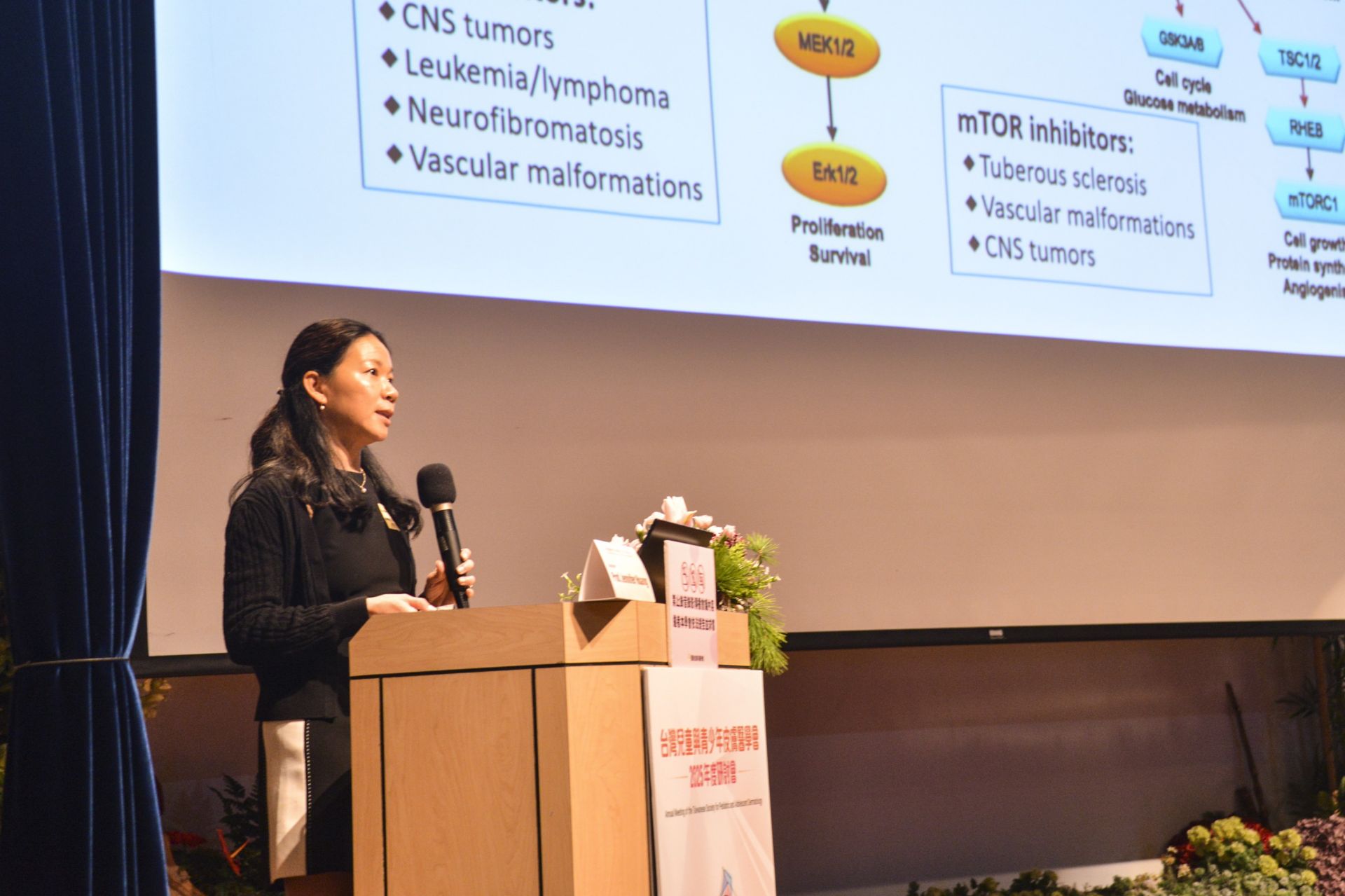 美國哈佛大學Dr.Jennifer Huang說明皮膚不僅是副作用的表現器官，更是觀察治療反應與長期風險的重要指標