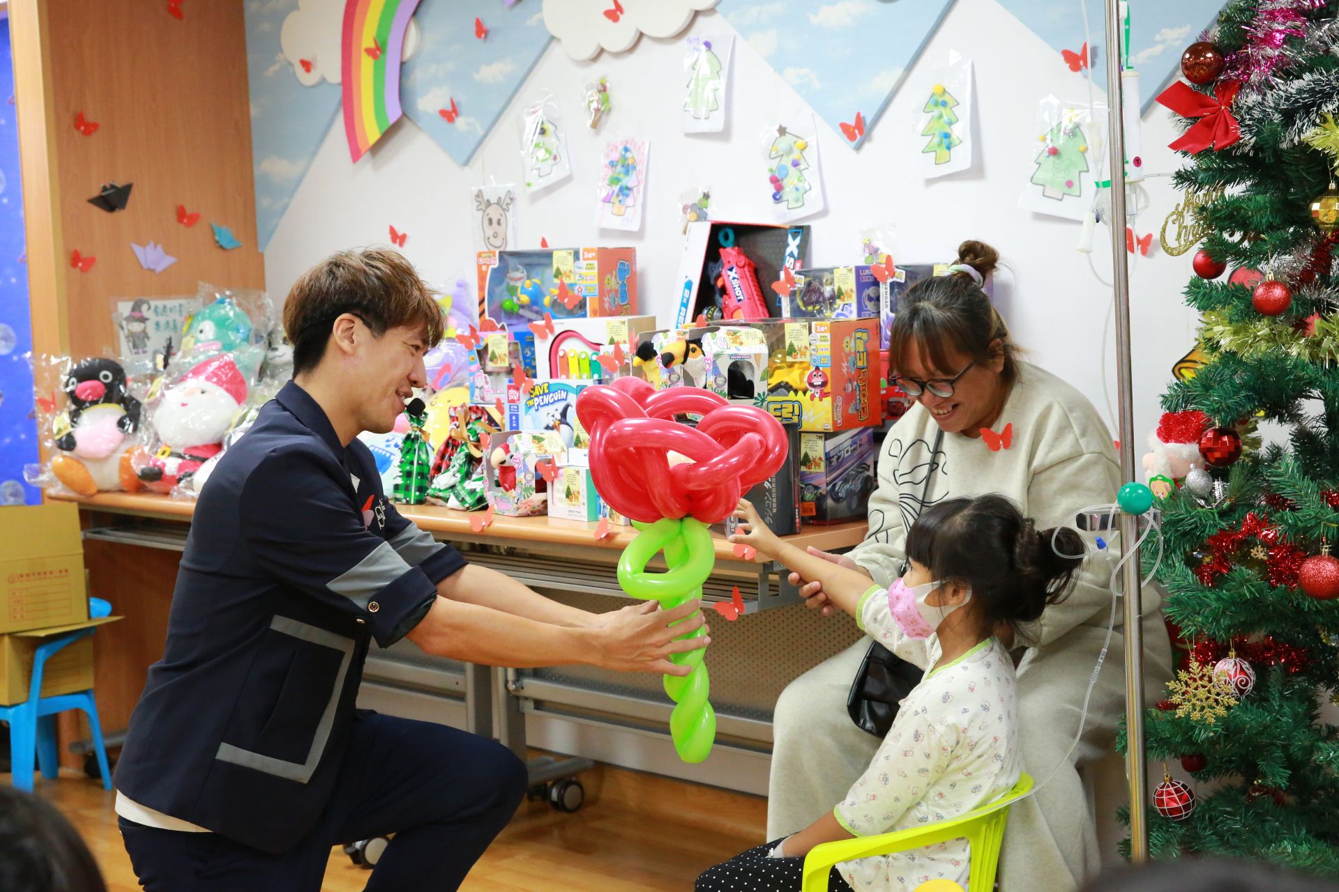 專業街頭表演者「兔兔哥哥」在護理站與孩子、家長互動，透過吸睛的折氣球技藝與歡樂帶動，孩子們在短短時間內就能投入、忘卻不適。