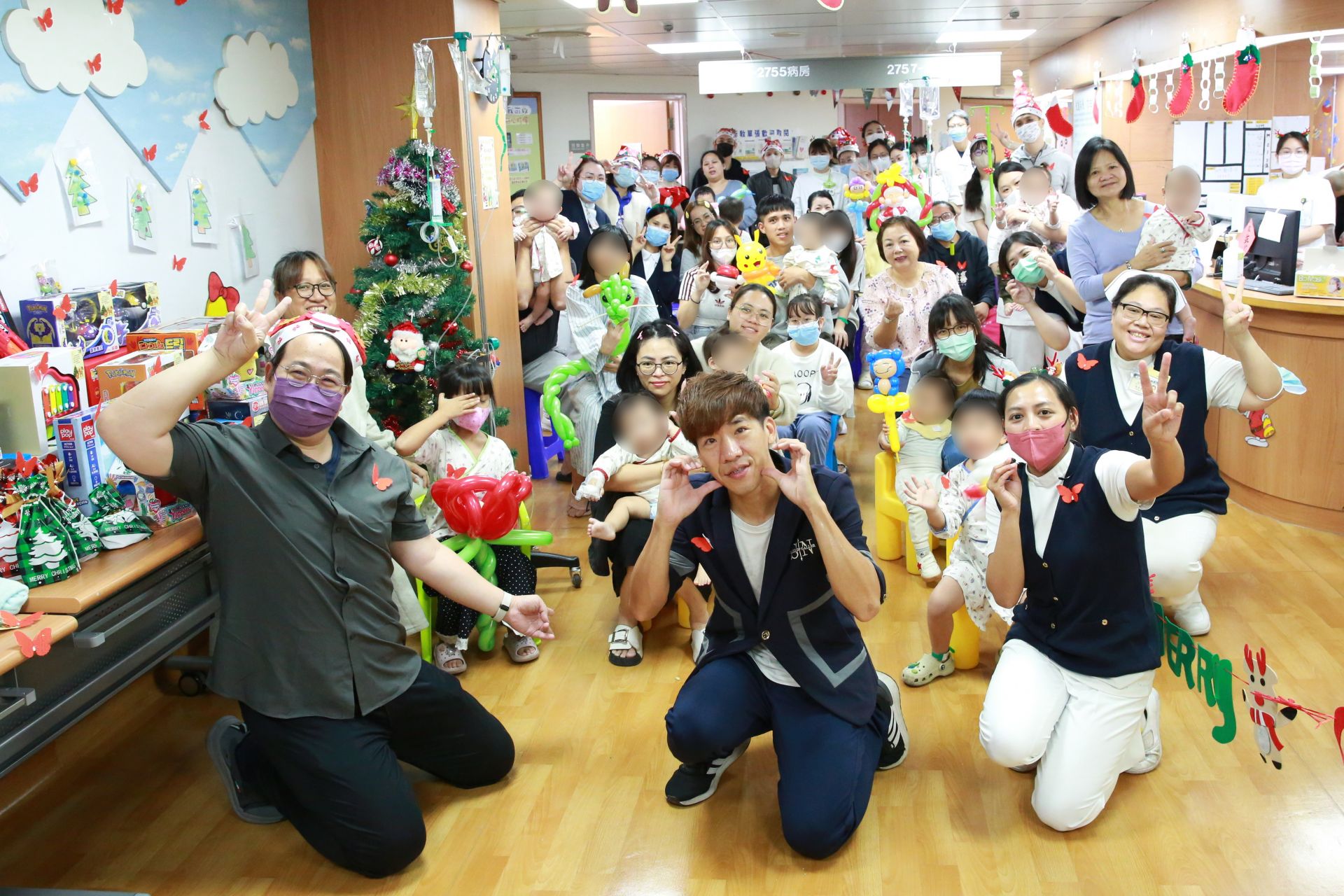 第60屆「十大傑出青年」延續愛心，12月19日再次集結民眾善意，帶著耶誕禮物與氣球表演走進病房，讓住院治療的病童、陪伴的家長，以及守在第一線的醫療照護團隊，都能一同感受溫暖的節日氛圍。