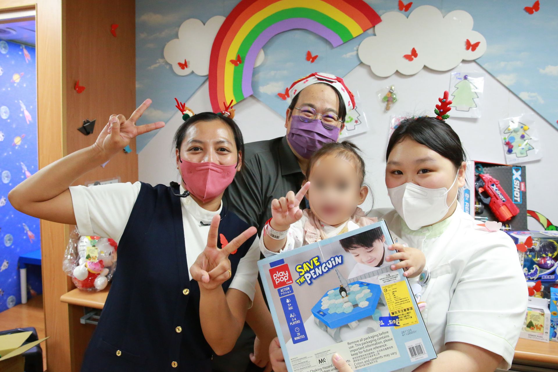 第60屆十大傑出青年宋景歡（左一）、宋明哲（左二）帶來募集的耶誕禮物，讓每一位孩子都能收到耶誕節的祝福。