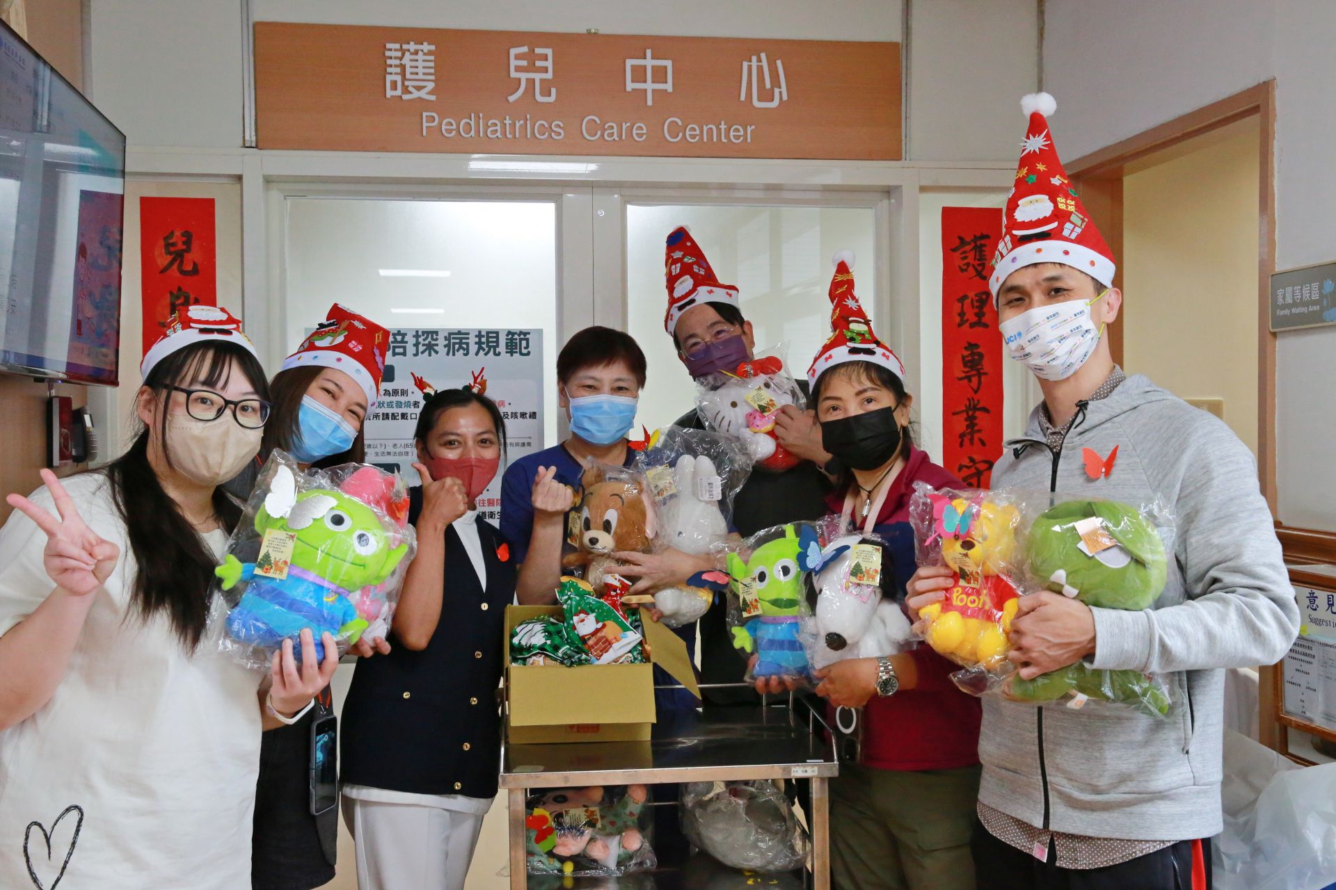 專業街頭表演者「兔兔哥哥」在護理站與孩子、家長互動，透過吸睛的折氣球技藝與歡樂帶動，孩子們在短短時間內就能投入、忘卻不適。