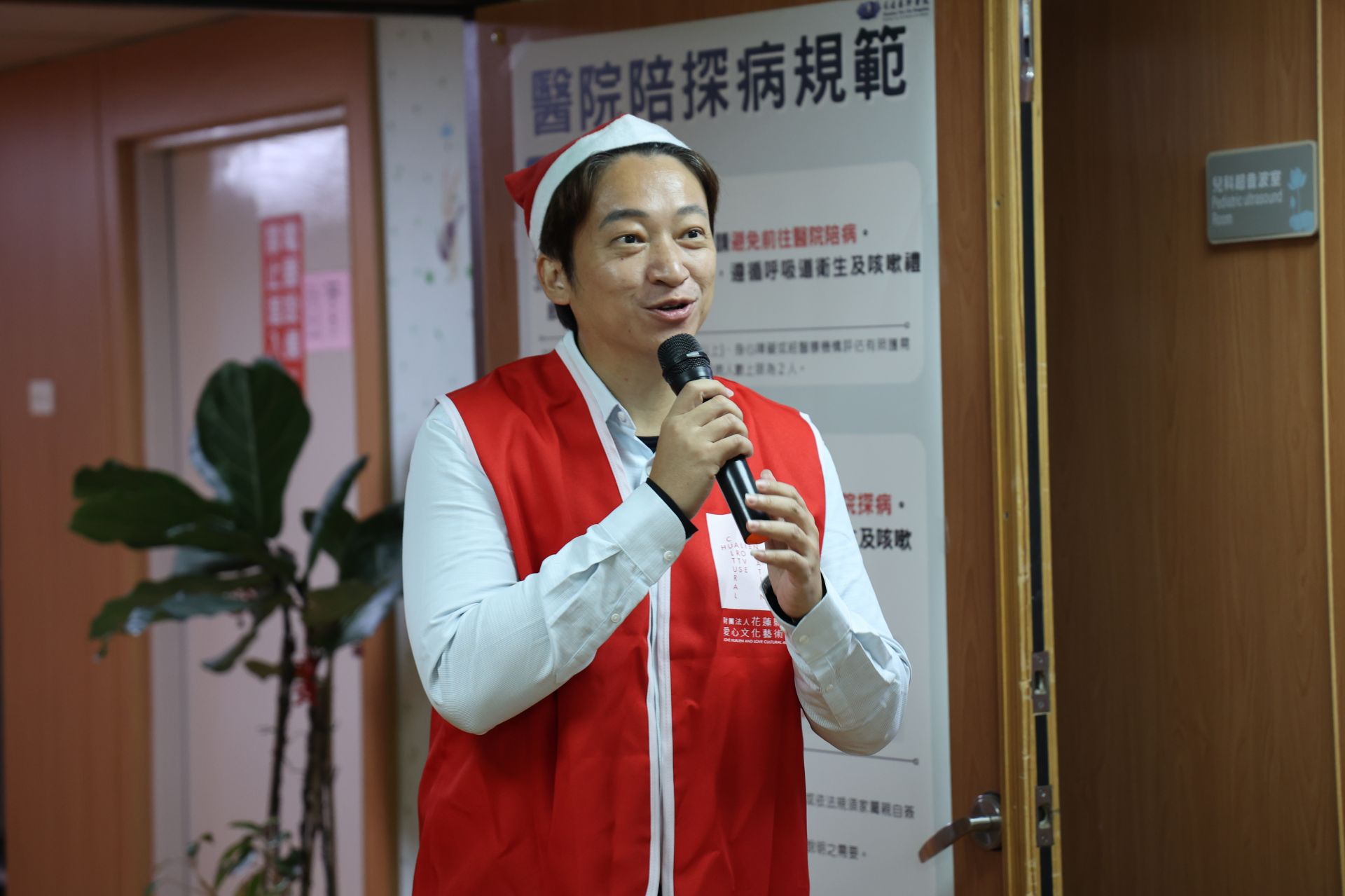 魏嘉賢董事長表示，這已是基金會今年第二次來到二七西病房，看到孩子們在歡笑中暫時忘記治療的辛苦，就是最棒的耶誕禮物。