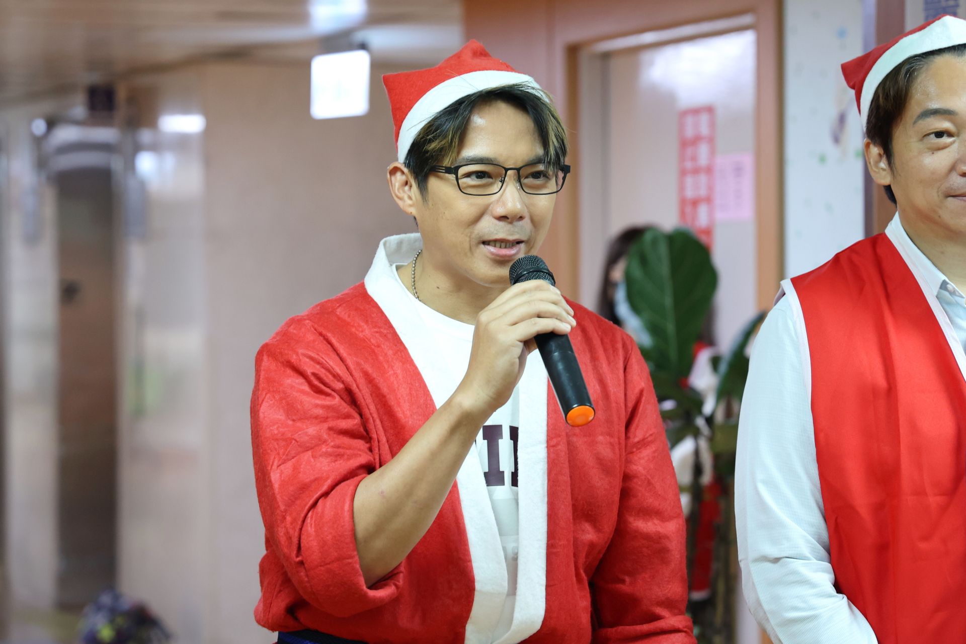 藝人陳子強受魏嘉賢董事長的邀請，一早便從臺北搭火車來到花蓮慈院參加活動，用實際行動陪伴，成為家長與孩子們的暖心驚喜。