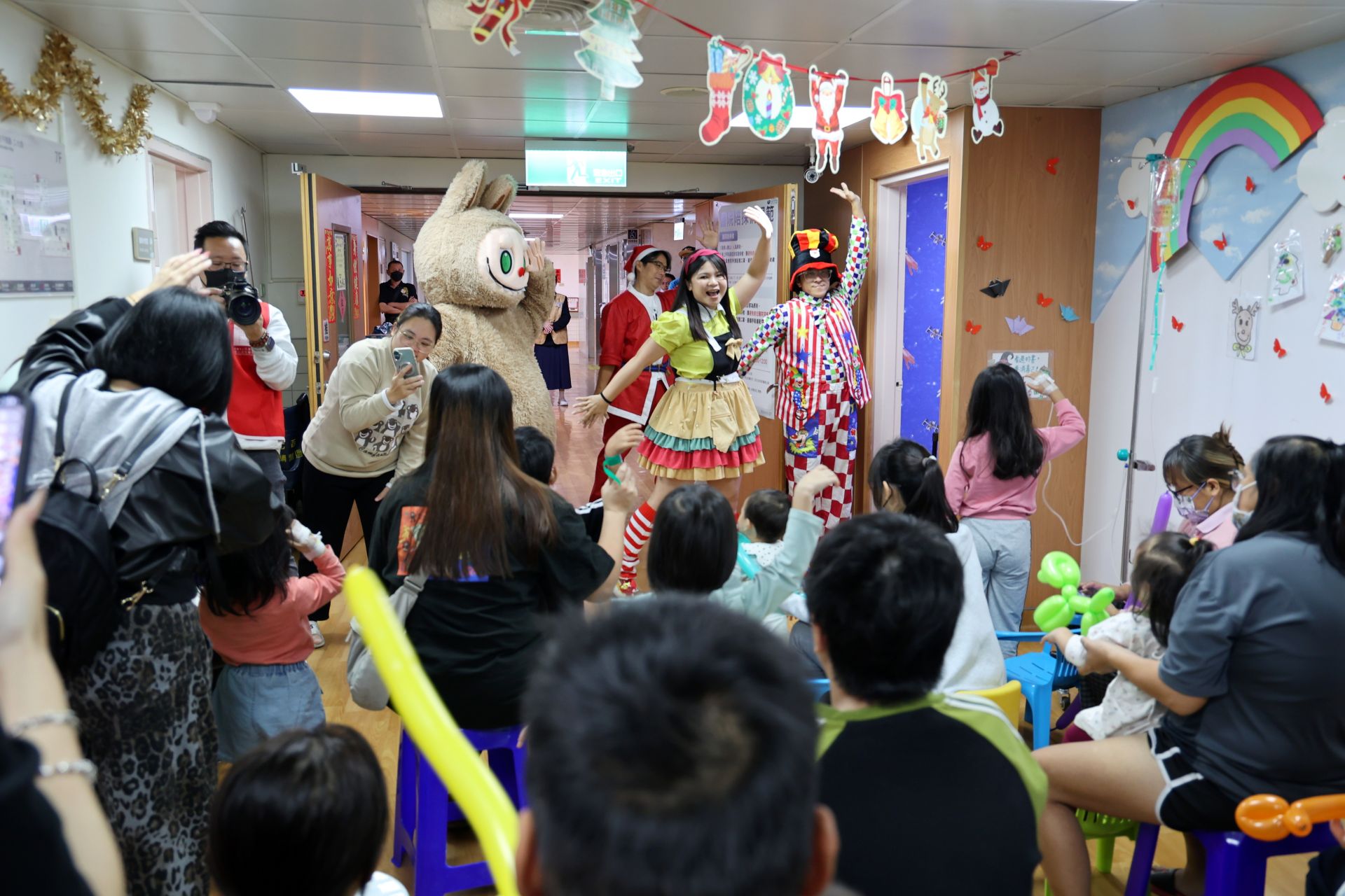 愛花蓮文化藝術基金會董事長暨花蓮縣議員魏嘉賢，攜手藝人陳子強、雷恩叔叔與漢堡姐姐，把歡樂派對直接搬進花蓮慈濟醫院二七西病房。