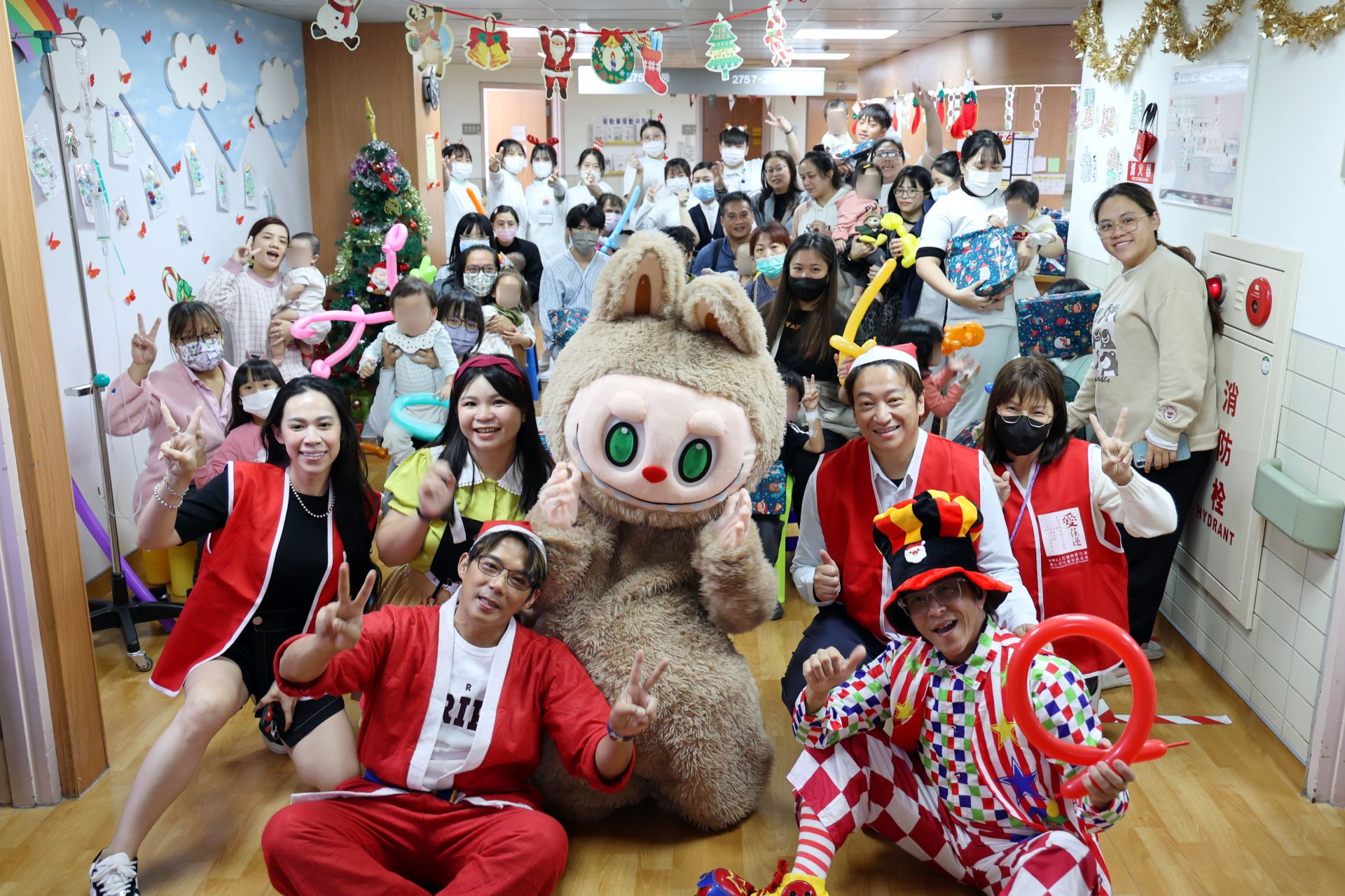 愛花蓮文化藝術基金會董事長暨花蓮縣議員魏嘉賢（第二排右二），攜手藝人陳子強（第一排左一）、雷恩叔叔（第一排右一）與漢堡姐姐（第二排左二），把歡樂派對直接搬進花蓮慈院二七西病房。