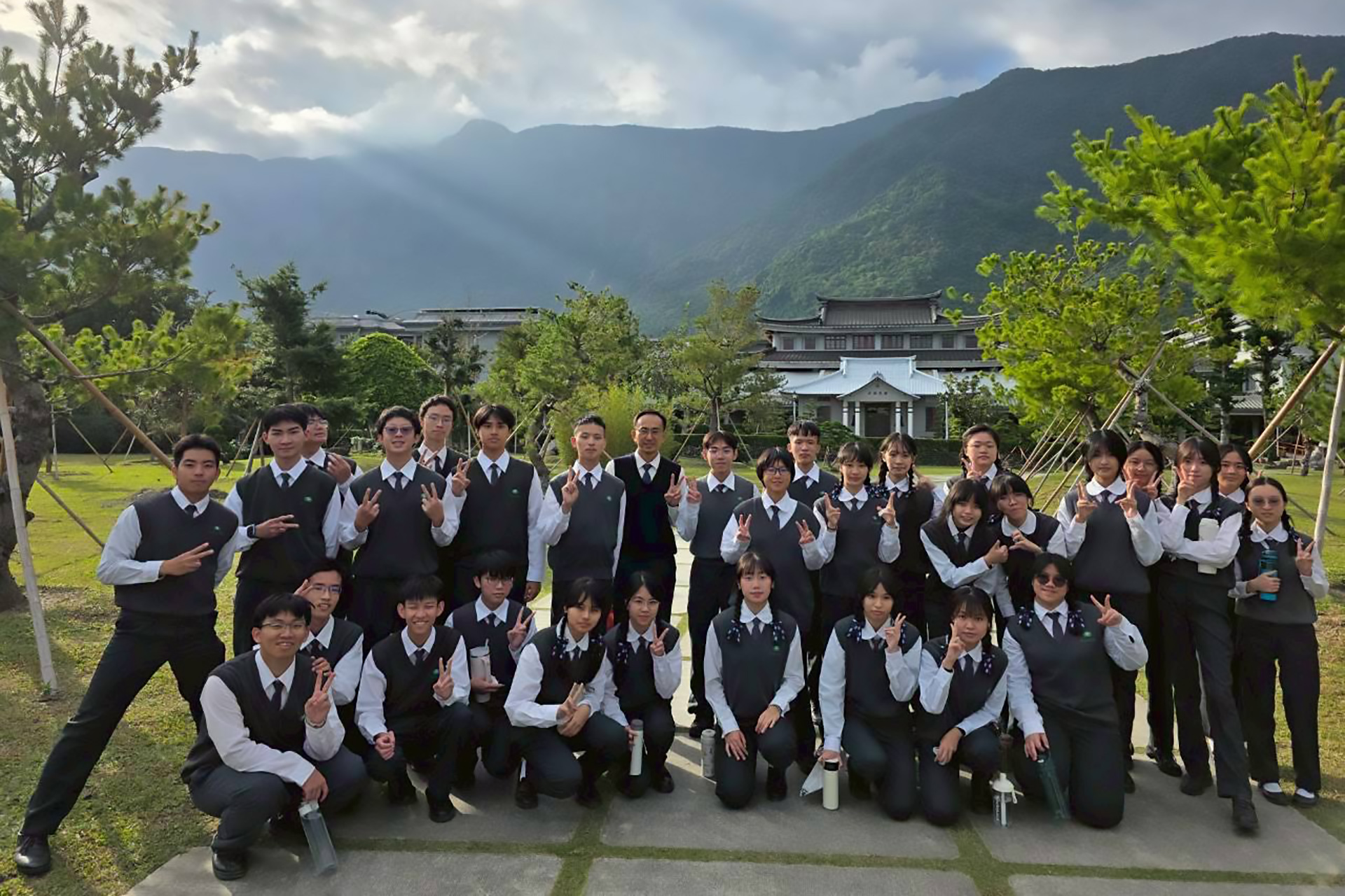 師長和同學在精舍合影留念。