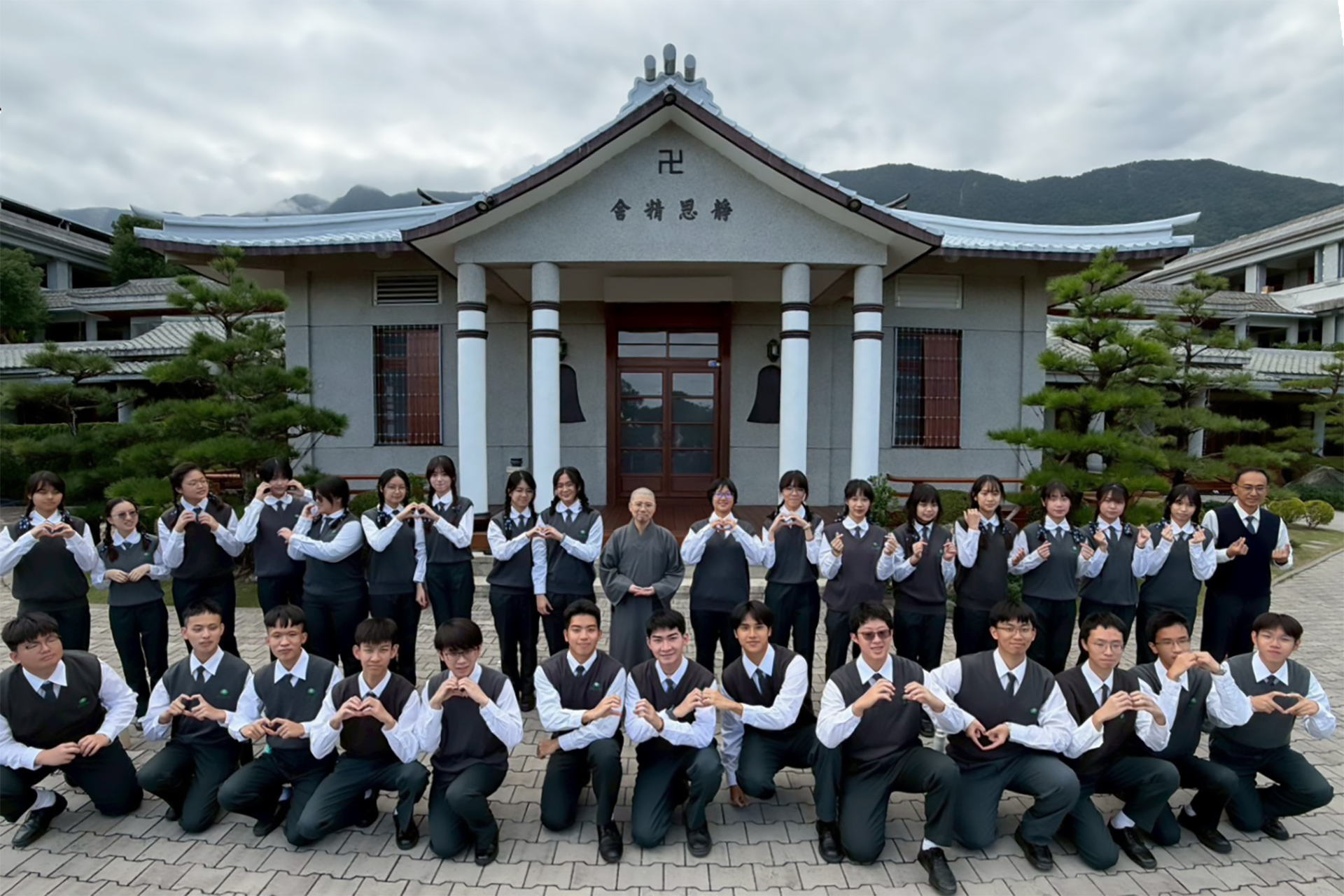 師長和同學在精舍大殿前合影留念。