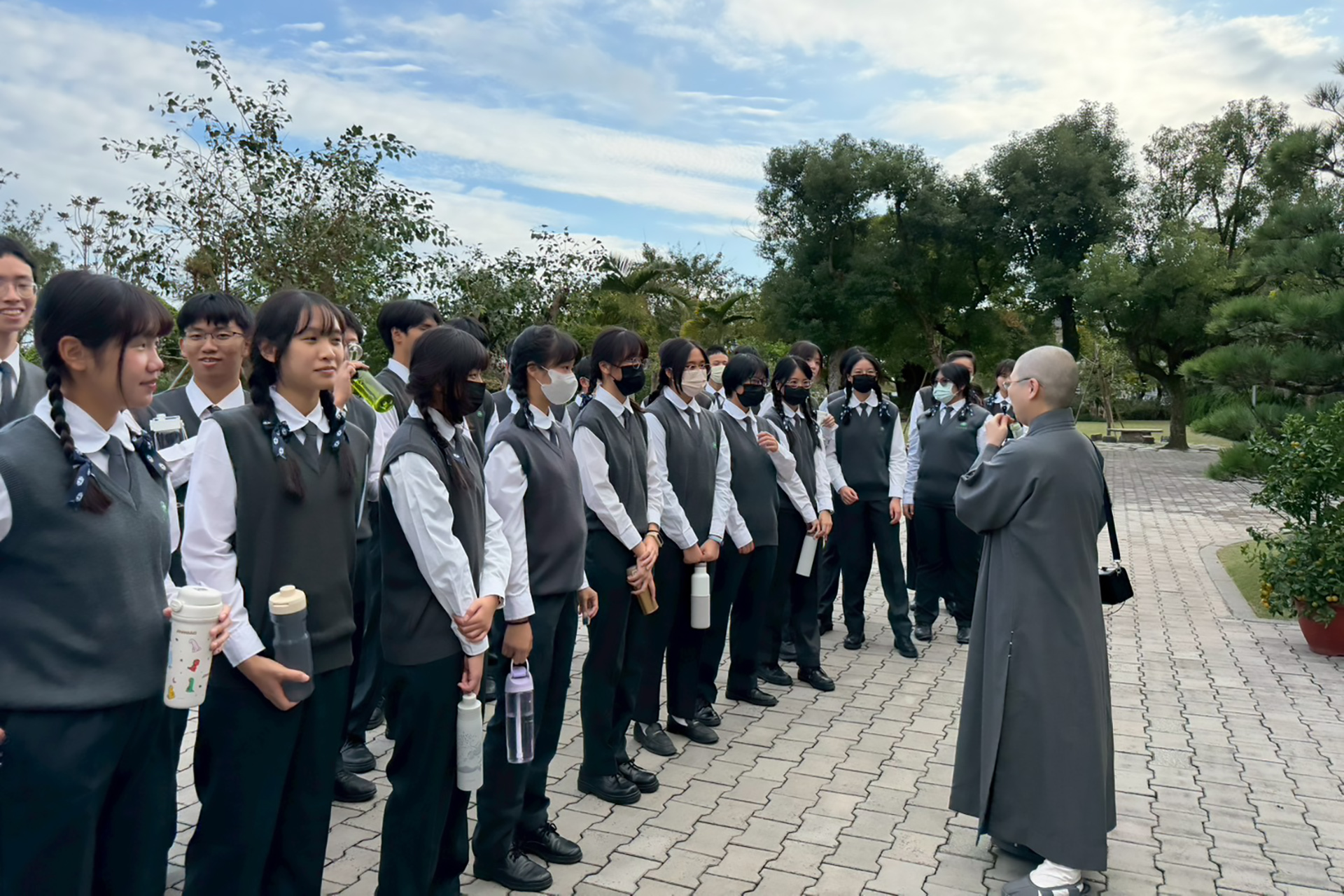 精舍師父帶同學巡禮並解說慈濟的故事。