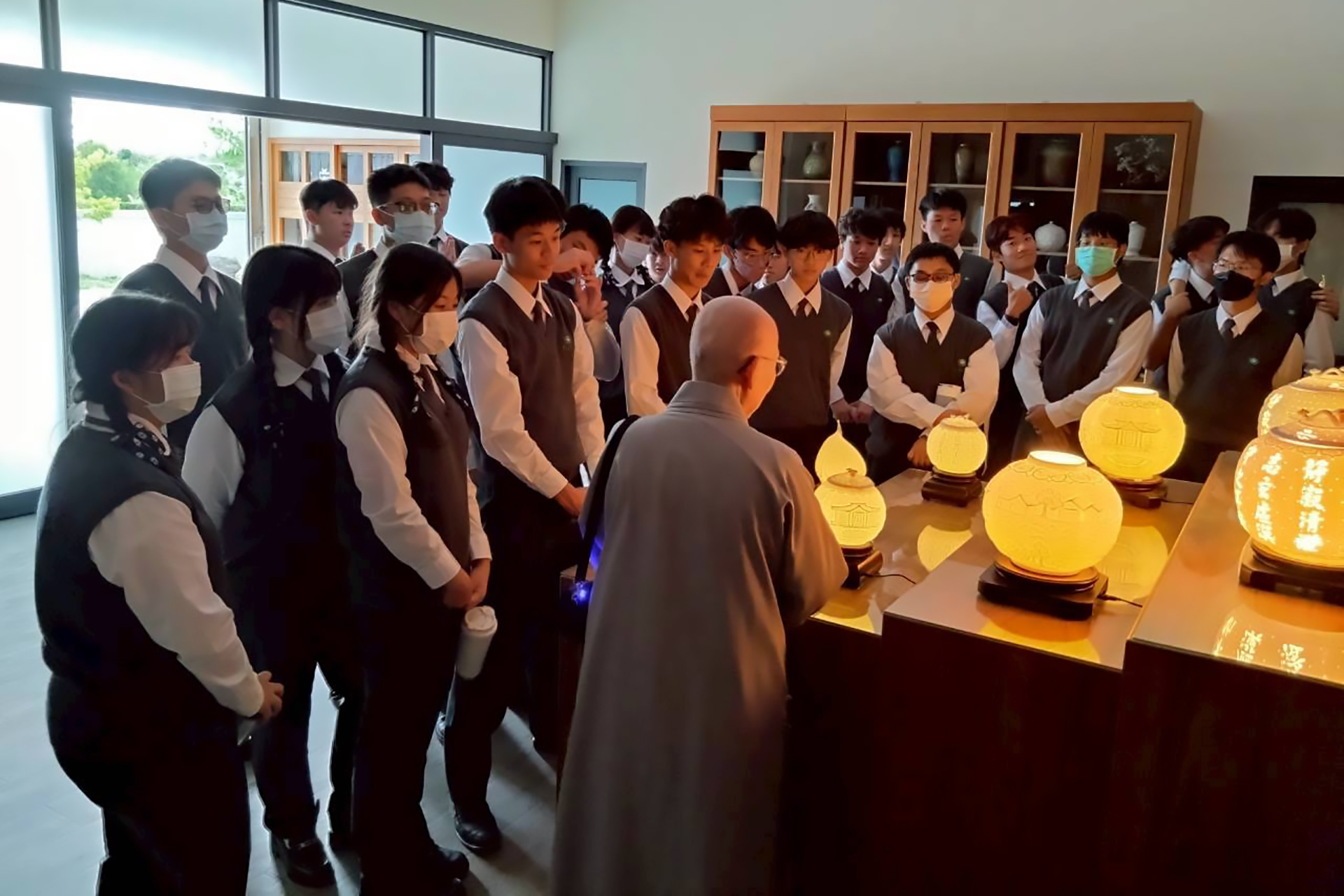 來到陶藝坊，德勘師父說德慈師父盡全力把上人的法具象化，讓陶器不只是藝術品