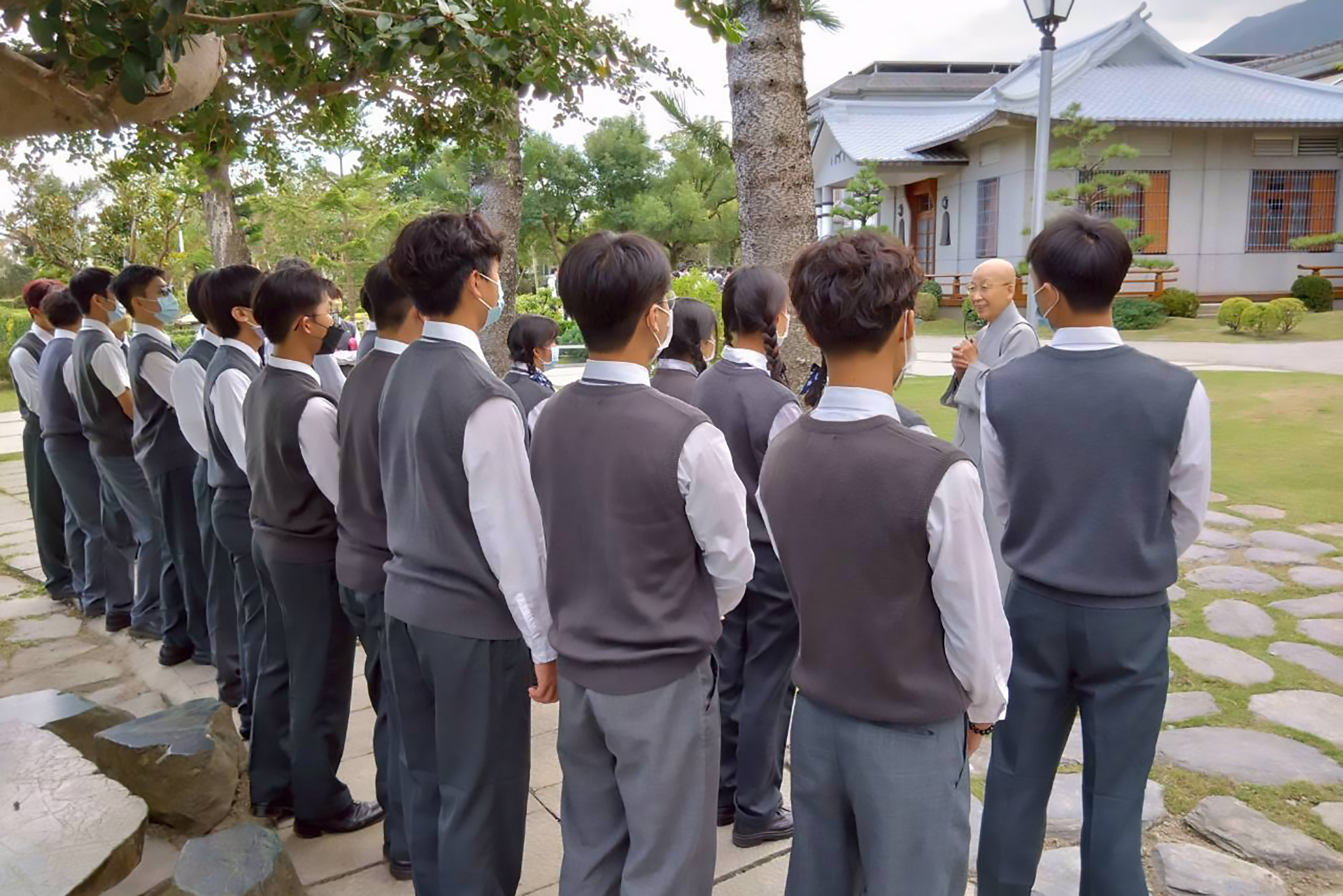 精舍師父帶同學巡禮並解說慈濟的故事。