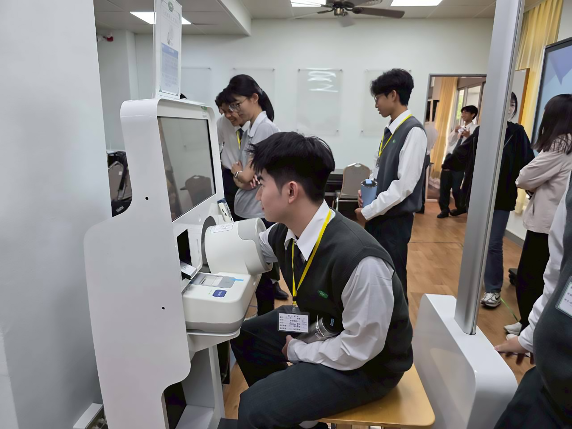 同學體驗護理系儀器設備。