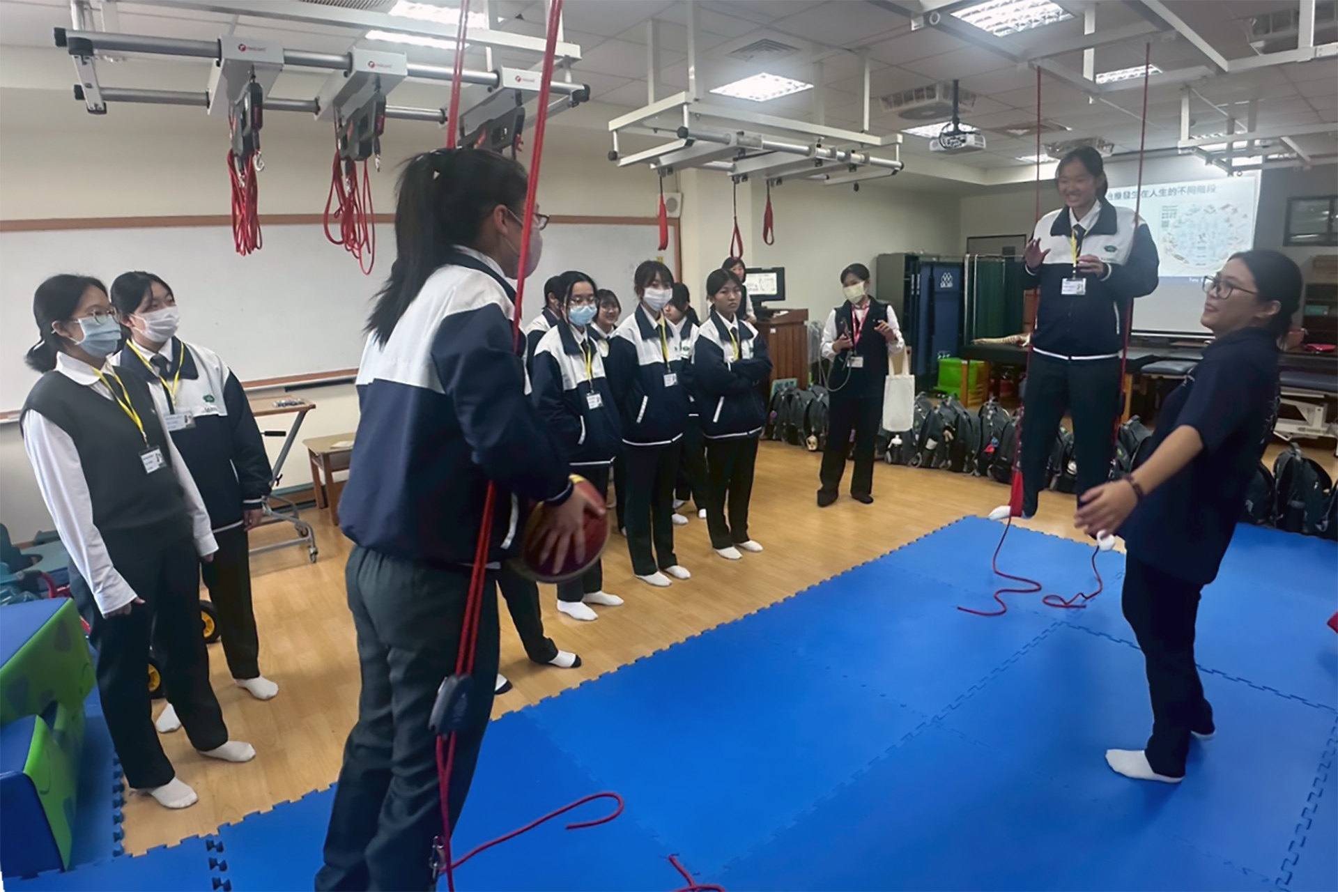 物理治療面面觀，同學體驗物理治療設備。