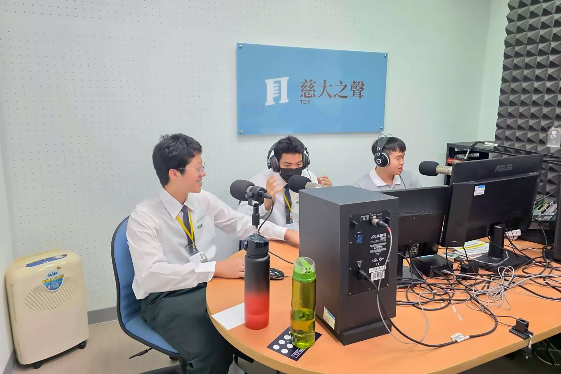 同學在傳播系慈大之聲體驗廣播主持。