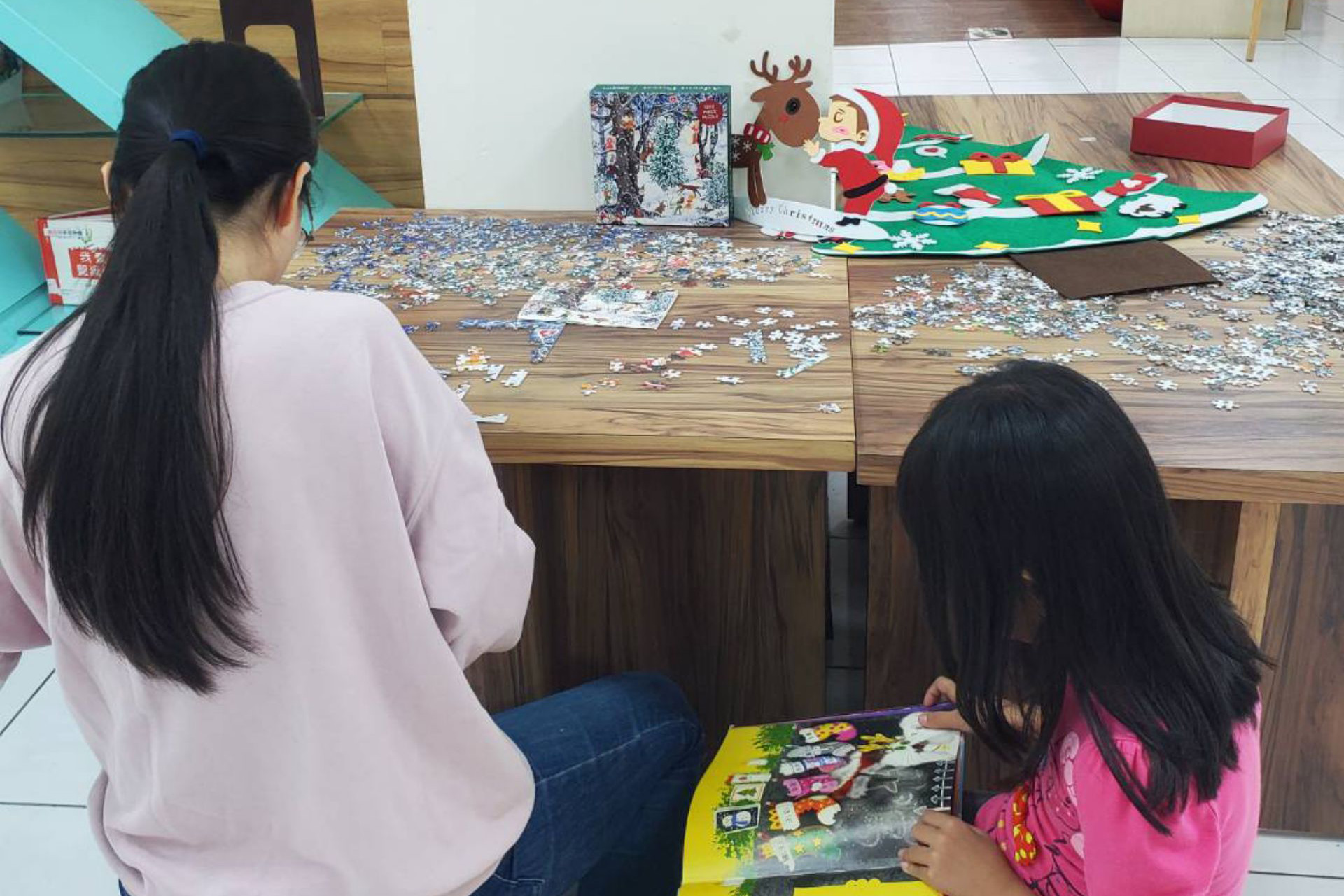 小朋友看聖誕節繪本、媽媽努力拼圖