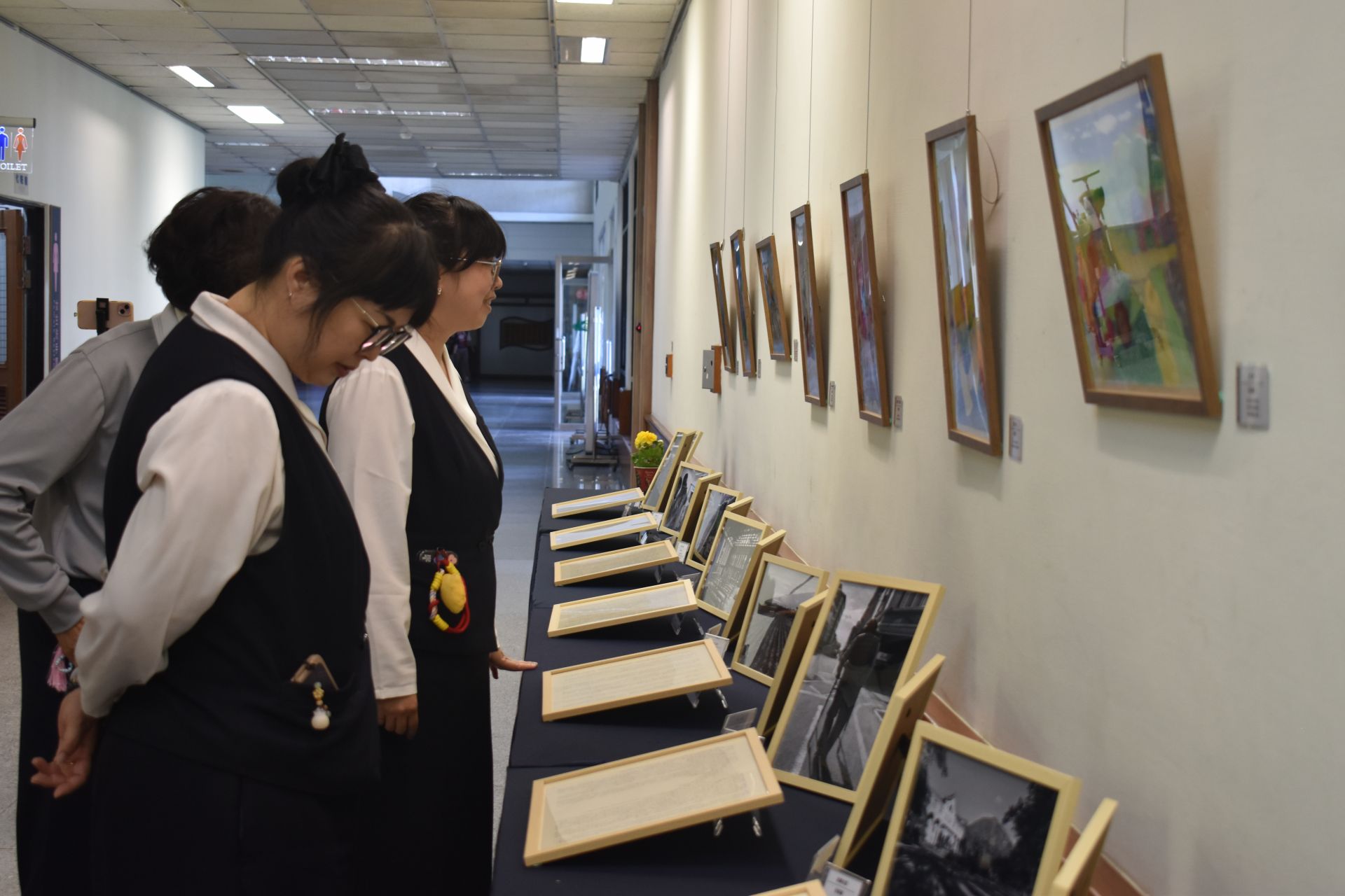 教職同仁也忍不住駐足