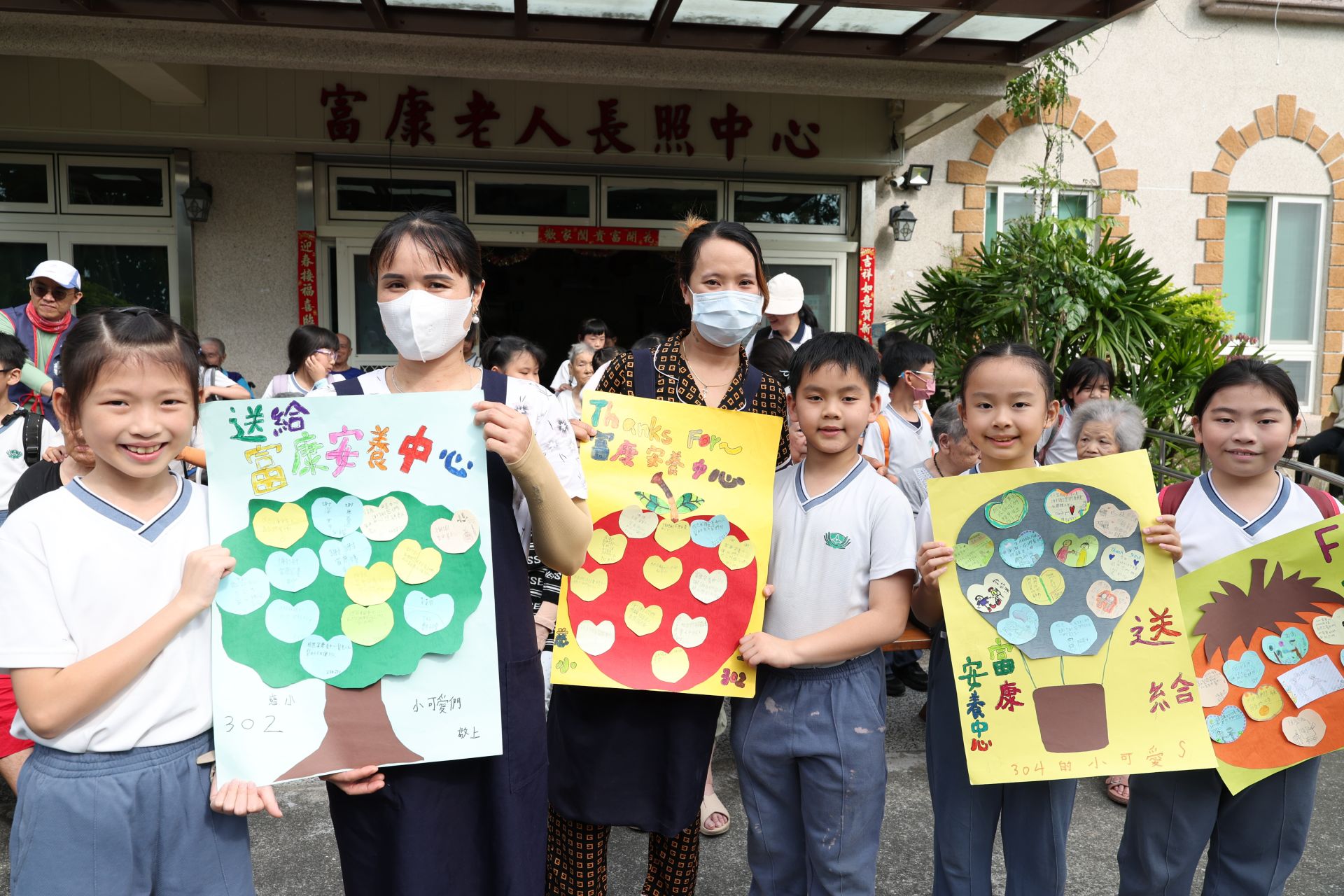 三年級「我懂您的辛」課程，引導孩子體會各行各業的辛苦，並到長照中心關懷移工與長者