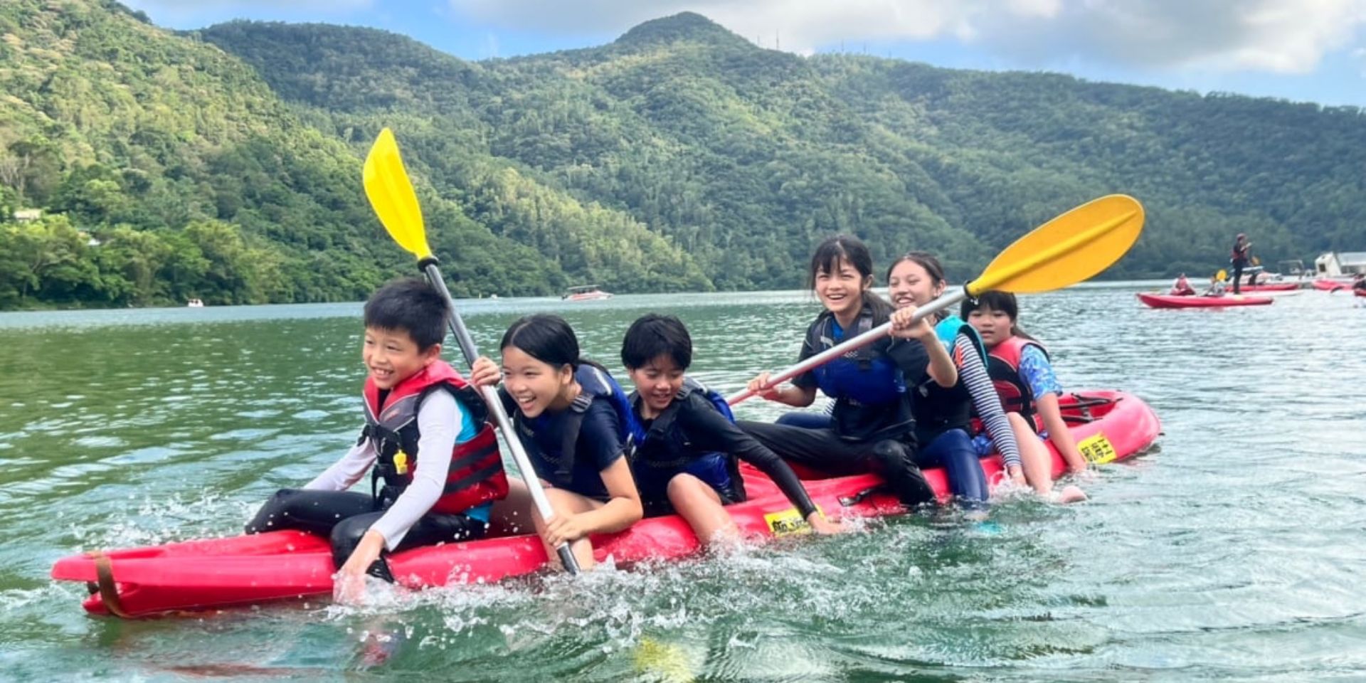 4.五年級藉由「獨木舟戶外探索」，學習勇敢面對挑戰，培養團隊合作與情緒調節能力。