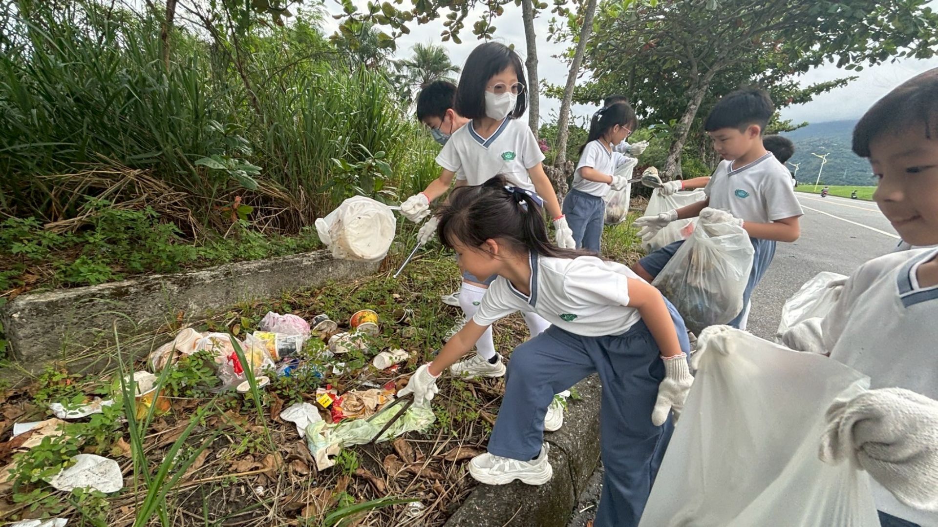 校慶前夕，師生走入社區，進行掃街、淨灘，用實際行動回饋花蓮這片土地