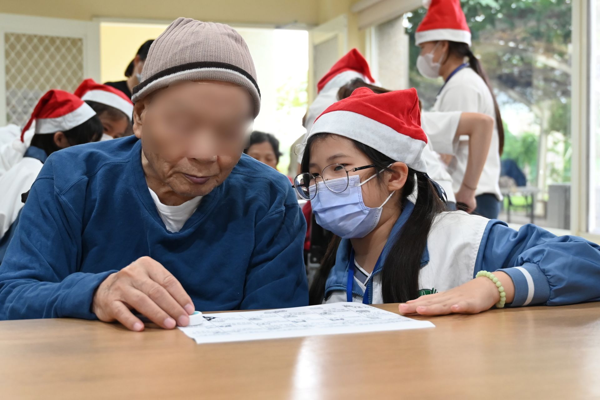 假日期間，學生參加「幸福祖孫」志工服務，前往養護中心陪伴長者，傳遞溫暖與愛。