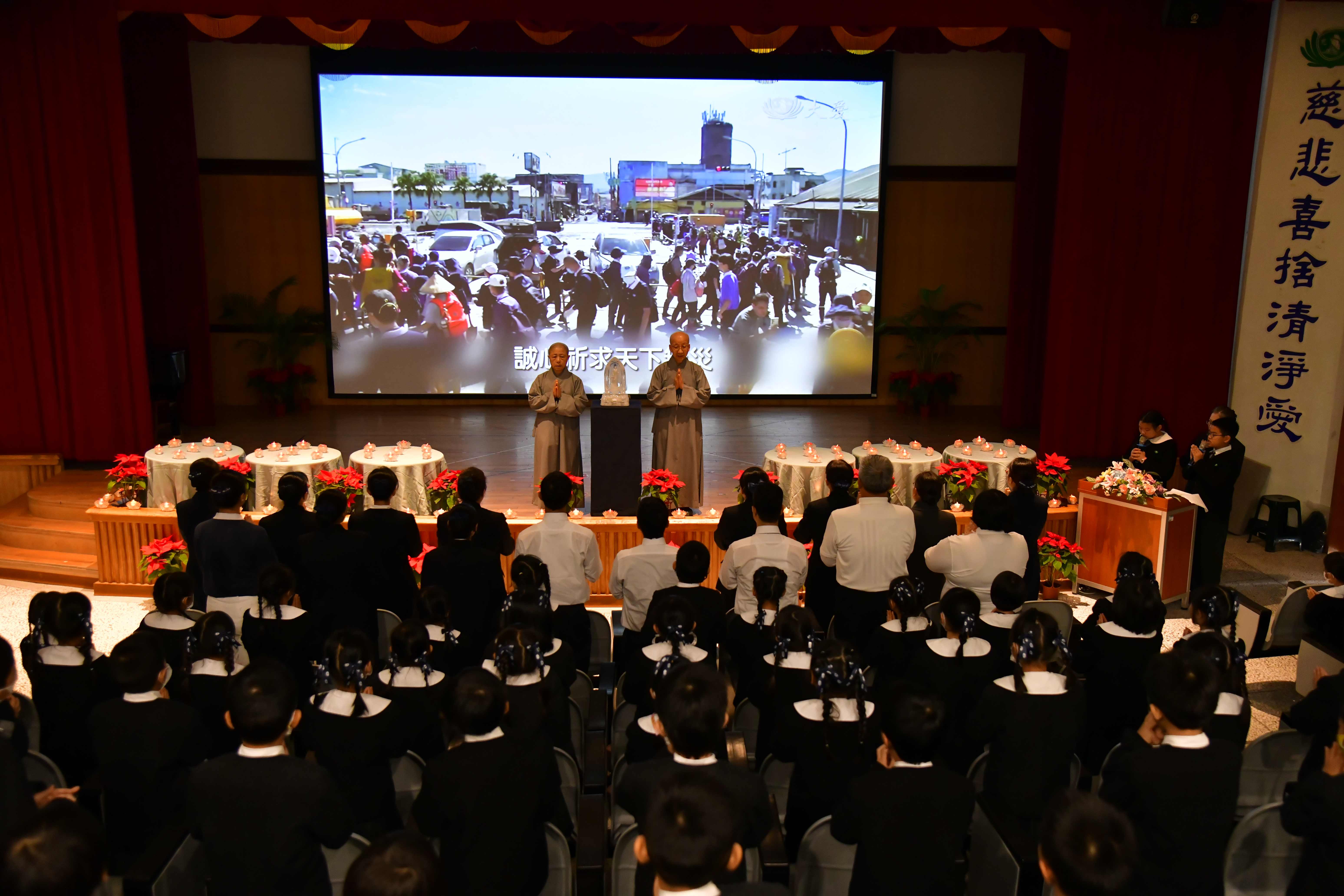 在德昕師父、德宛師父、德宸師父、德勁師父蒞臨祝福下，近1100位師生互道感恩與祝福