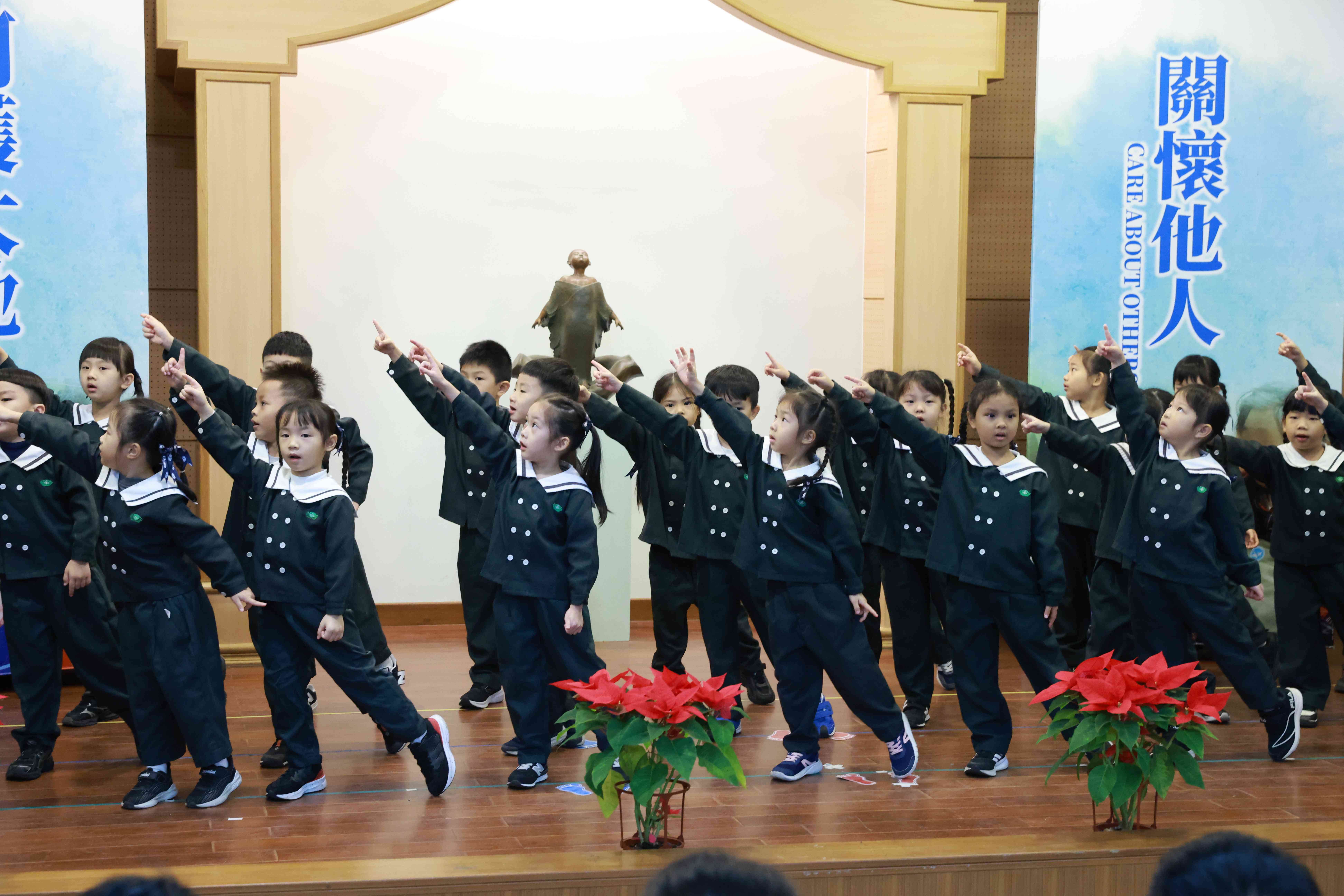 幼兒園孩子演繹〈給你〉，以溫柔的歌聲與一致的手語，傳達付出與關懷的真情。