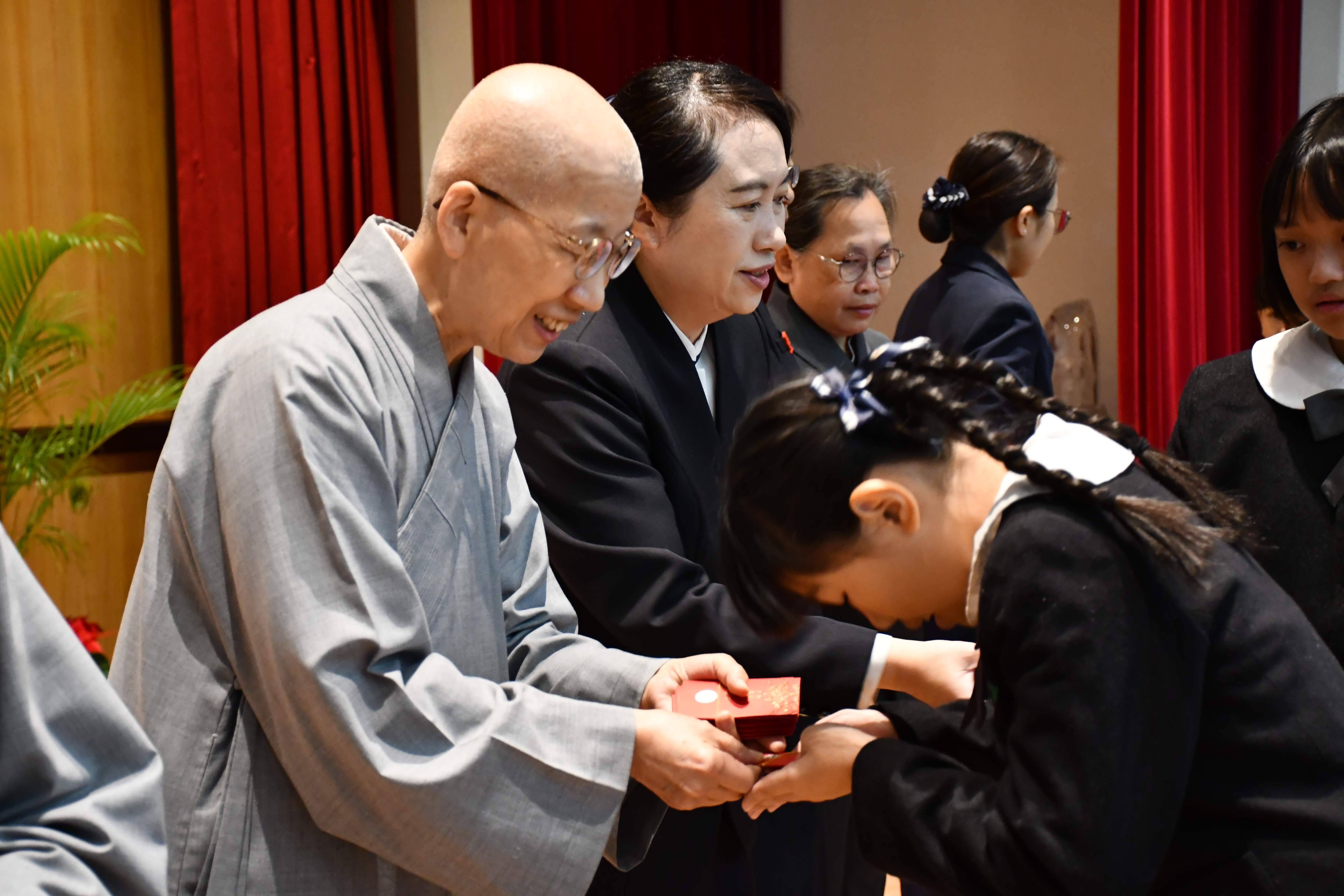 最令孩子們期待的時刻，是恭敬從精舍師父手中領受「福慧紅包」