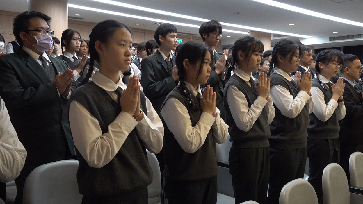師父祝福高三同學在考試前安定心念、珍惜時間，讓未來人生寫下巍峨、浩瀚的目標。