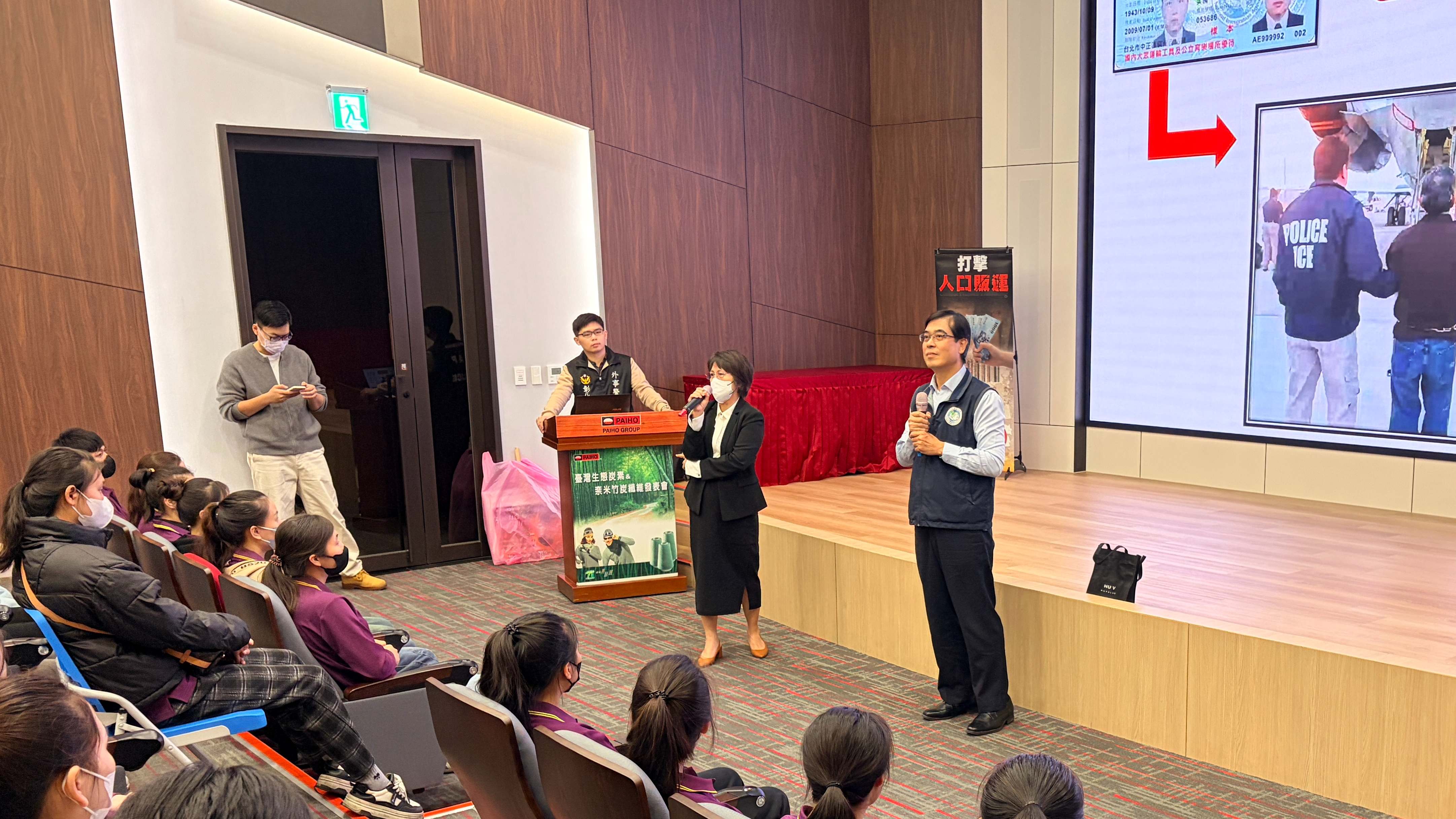 搭配通譯人員進行居留注意事項及詐騙等議題解說，讓訊息傳達零距離。