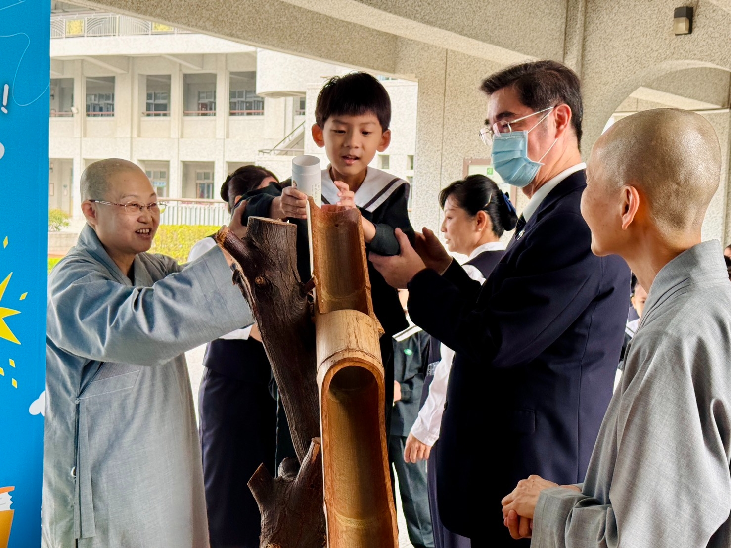 幼兒園全員響應竹筒回娘家，感恩精舍師父與校長帶領全園孩子一同參與，匯聚滿滿愛的力量。