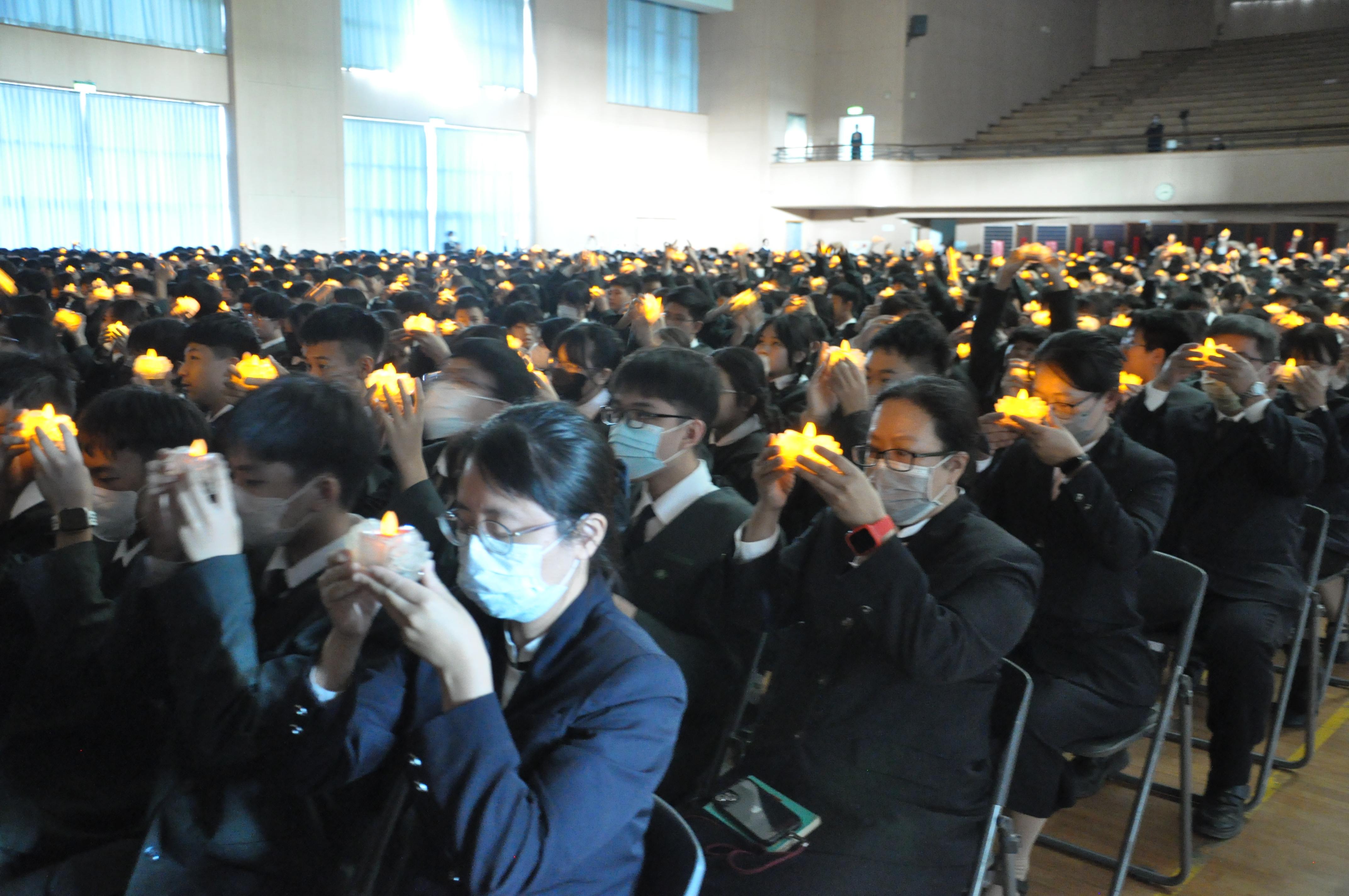 同學們虔誠舉起福慧燈，點點燈光，如同我們人人的心燈，師父虔誠祝福人生旅途中大家都能事事圓滿。