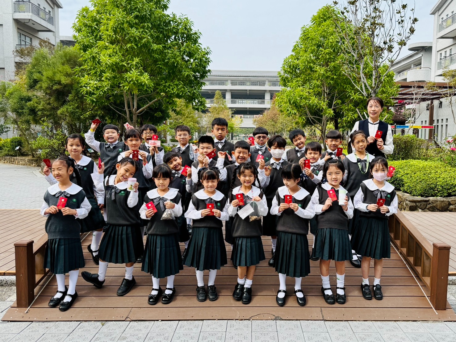 國小部一年知足班同學，領受師公上人的福慧紅包，感恩過去歡喜迎接2026年。