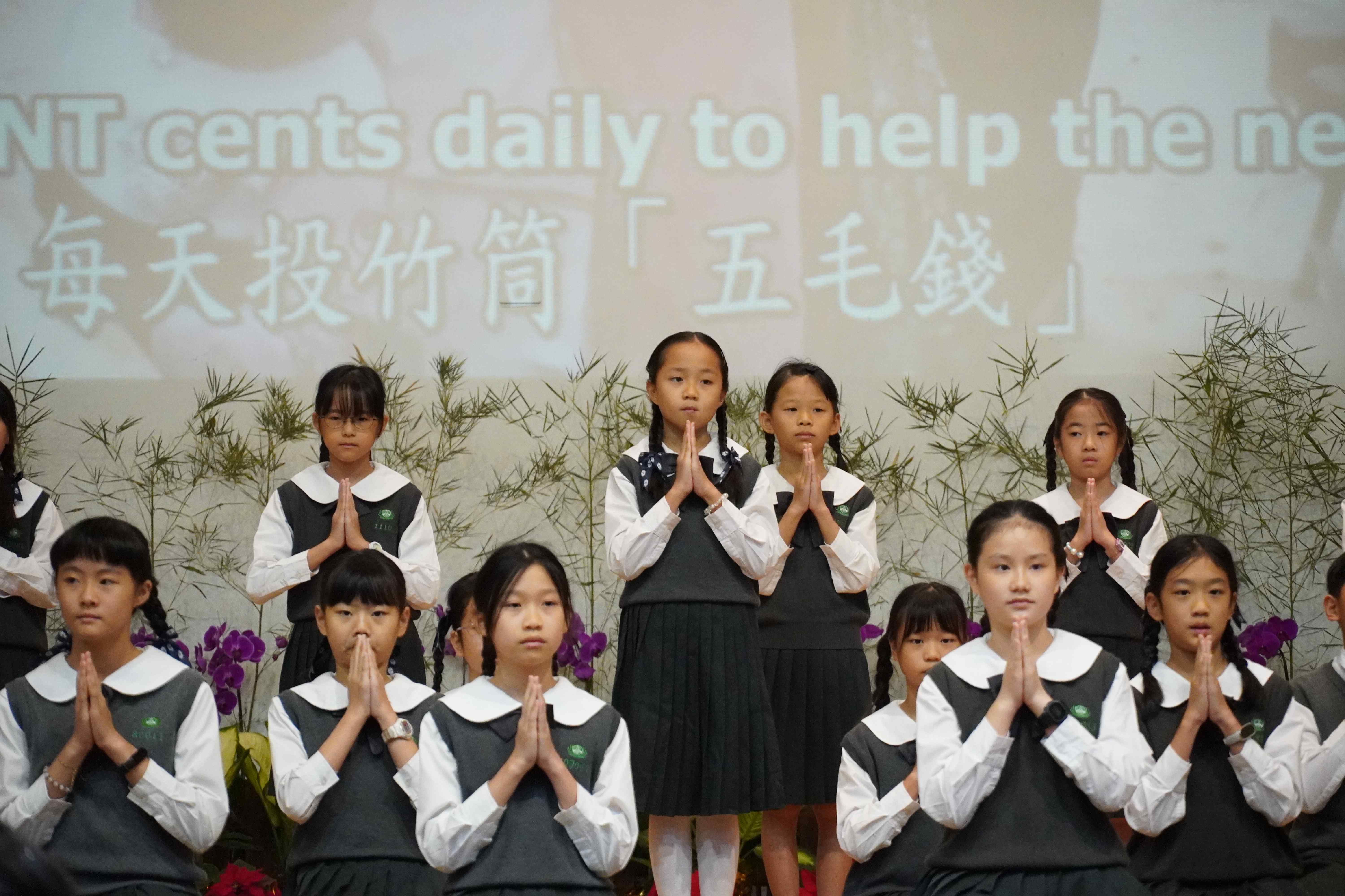 手語小天使虔誠用心演繹-竹筒歲月。