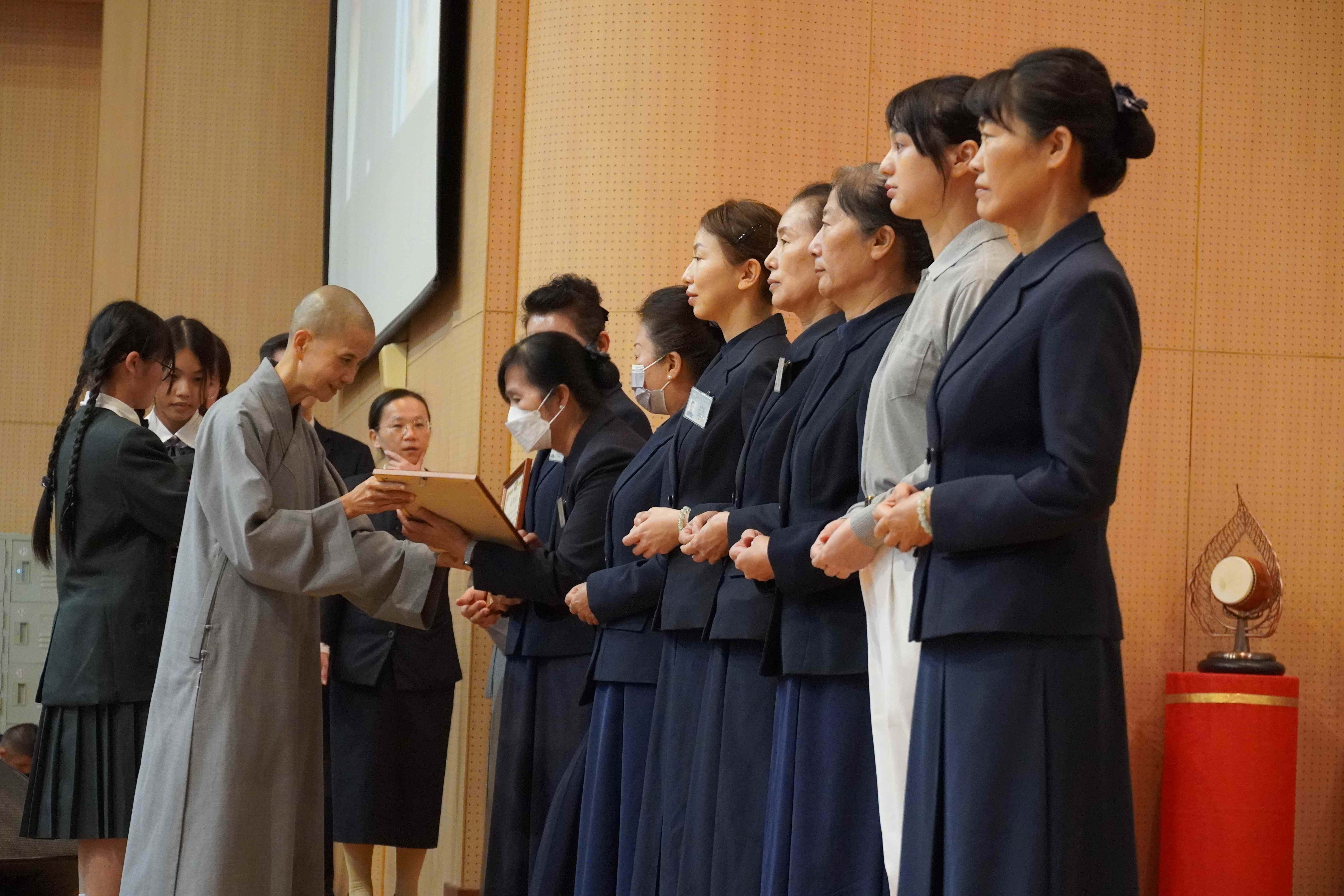 歲末祝福典禮表揚服務滿十年的師長，以及服務滿五、十、十五年的人文老師、人文志工、大愛媽媽、教育志工、家長志工們。