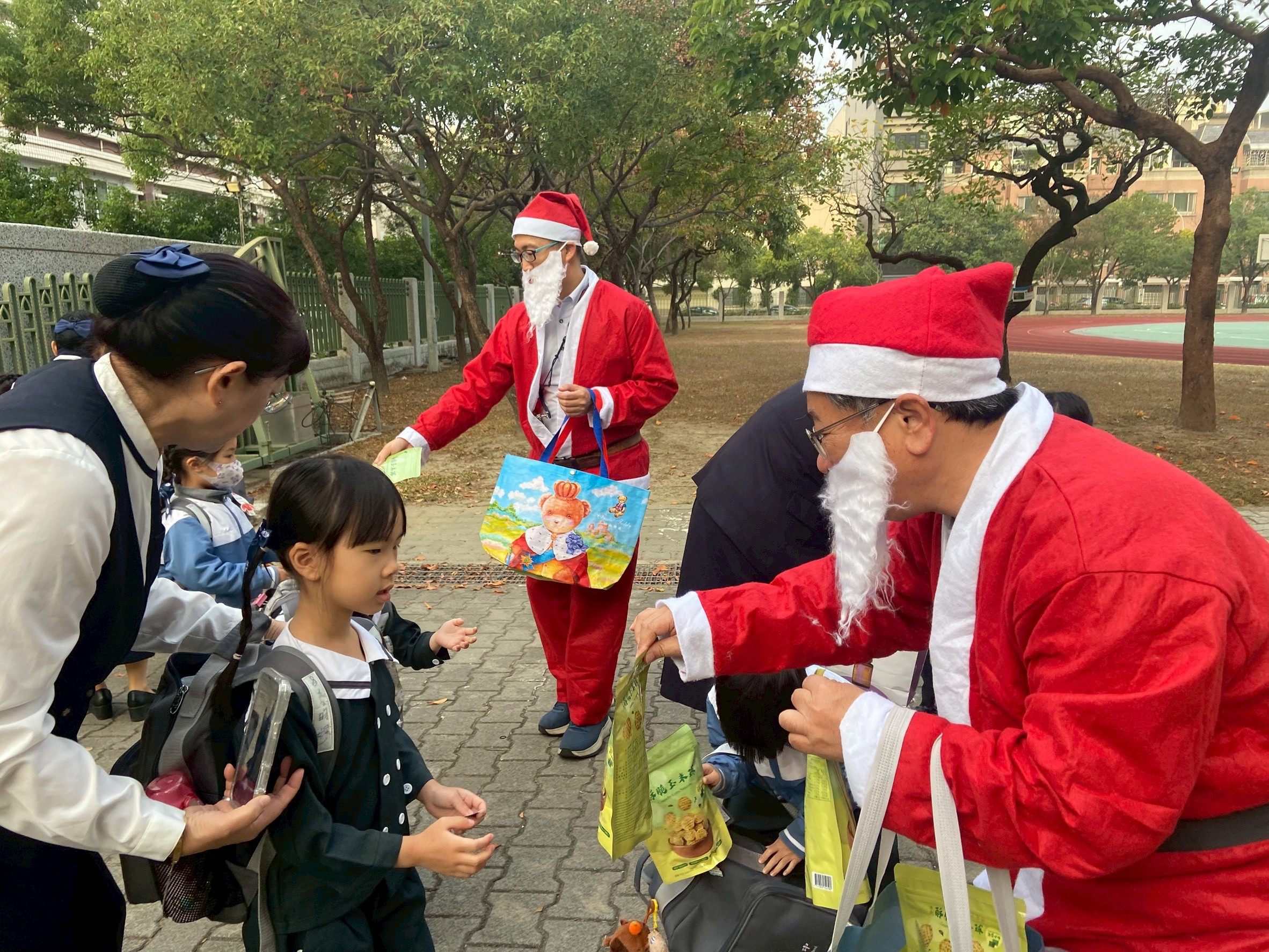 幼兒過聖誕節的儀式感蘊含著童年「被愛與被祝福」的感覺