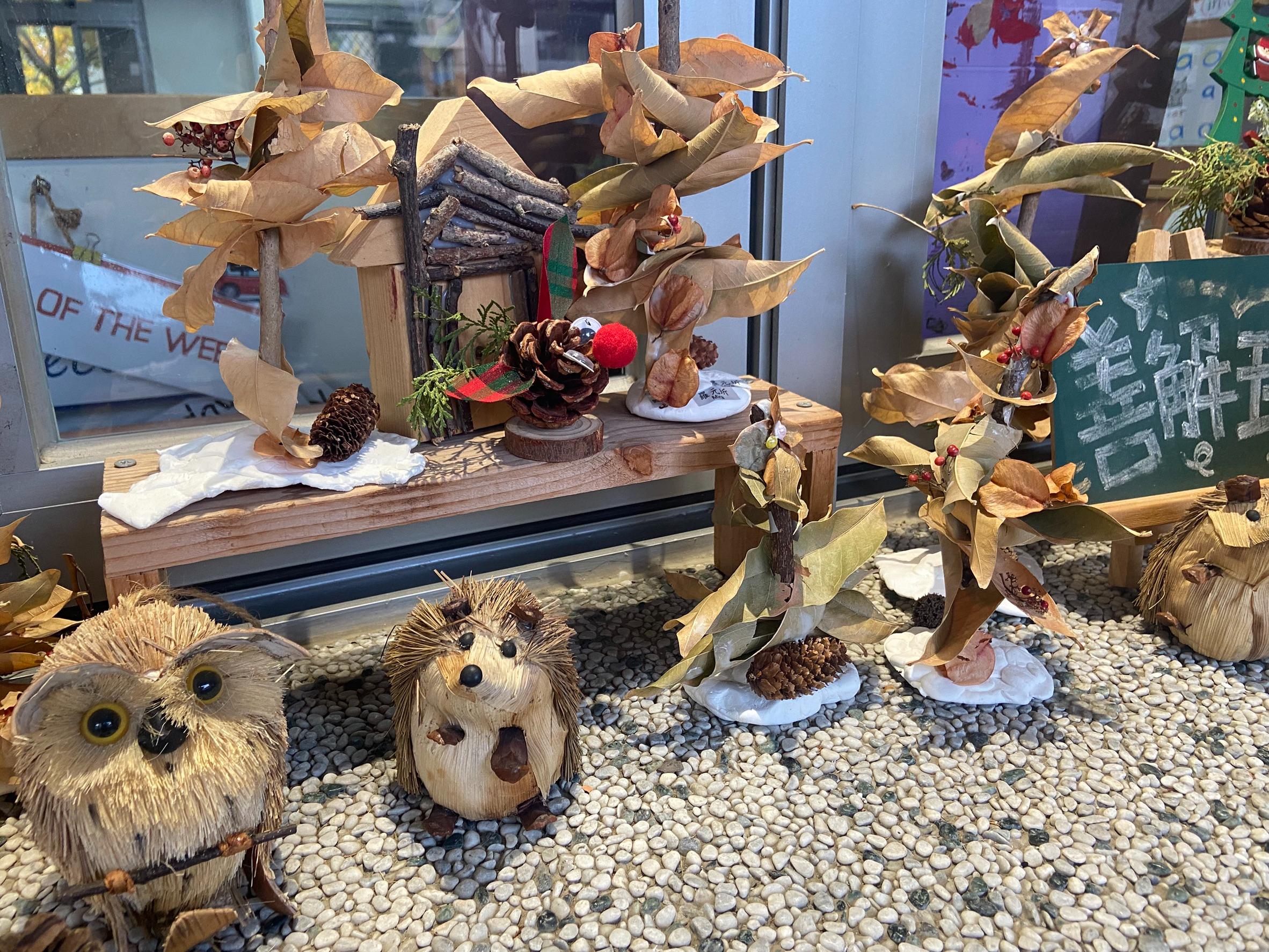 慈中幼兒園老師用心設計課程帶領孩子進行節慶布置