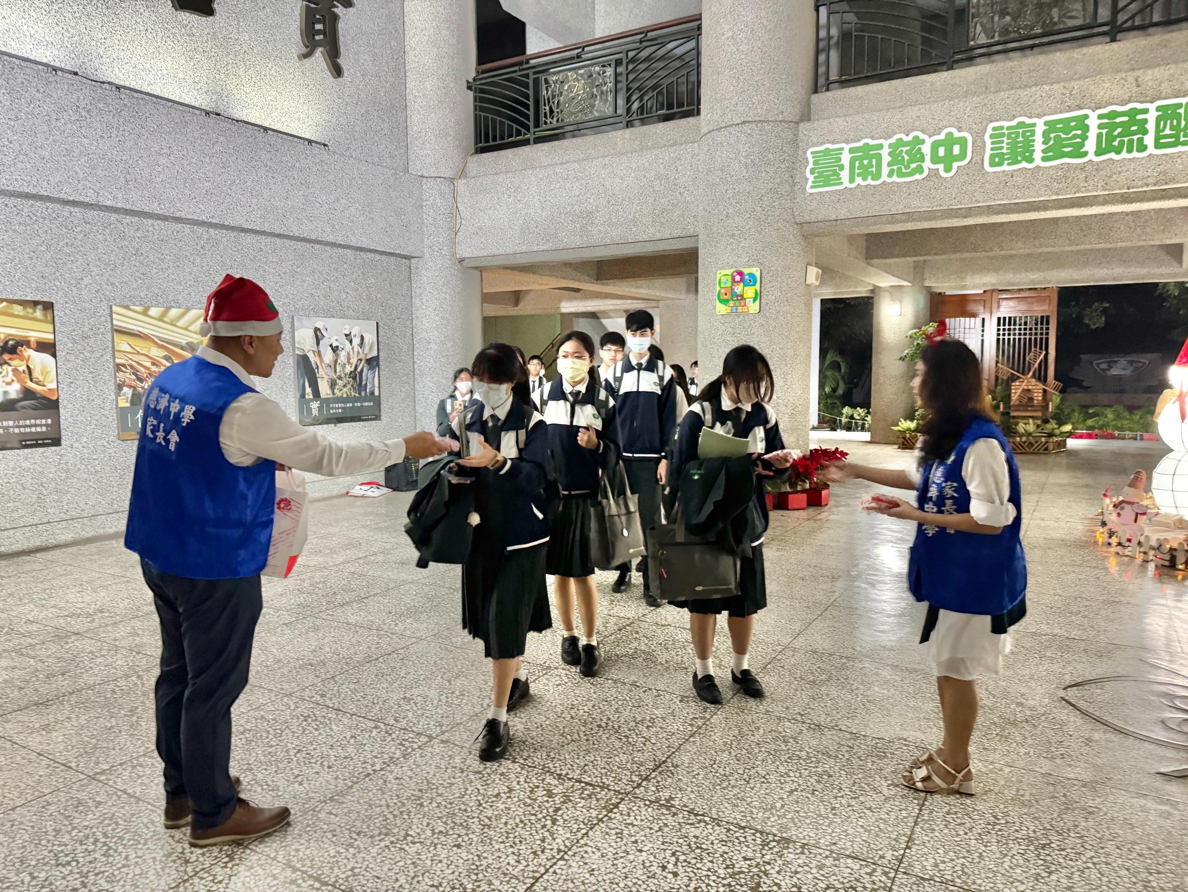 孩子們讀書累了吧~用點心家長會為你加油