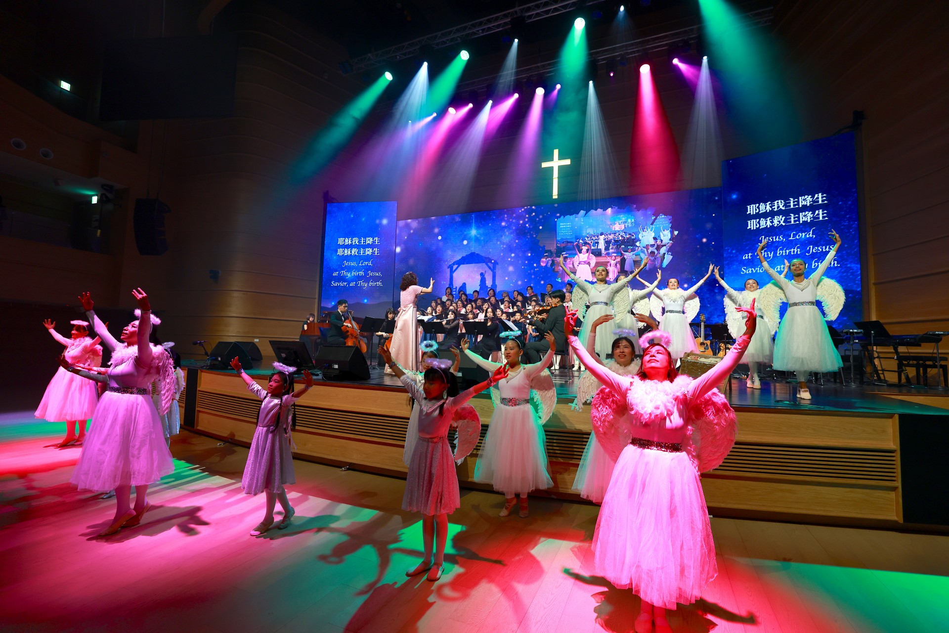 兒童、青年、成人與長者跨世代同台獻唱，展現聖誕節合一、盼望與平安的核心精神。