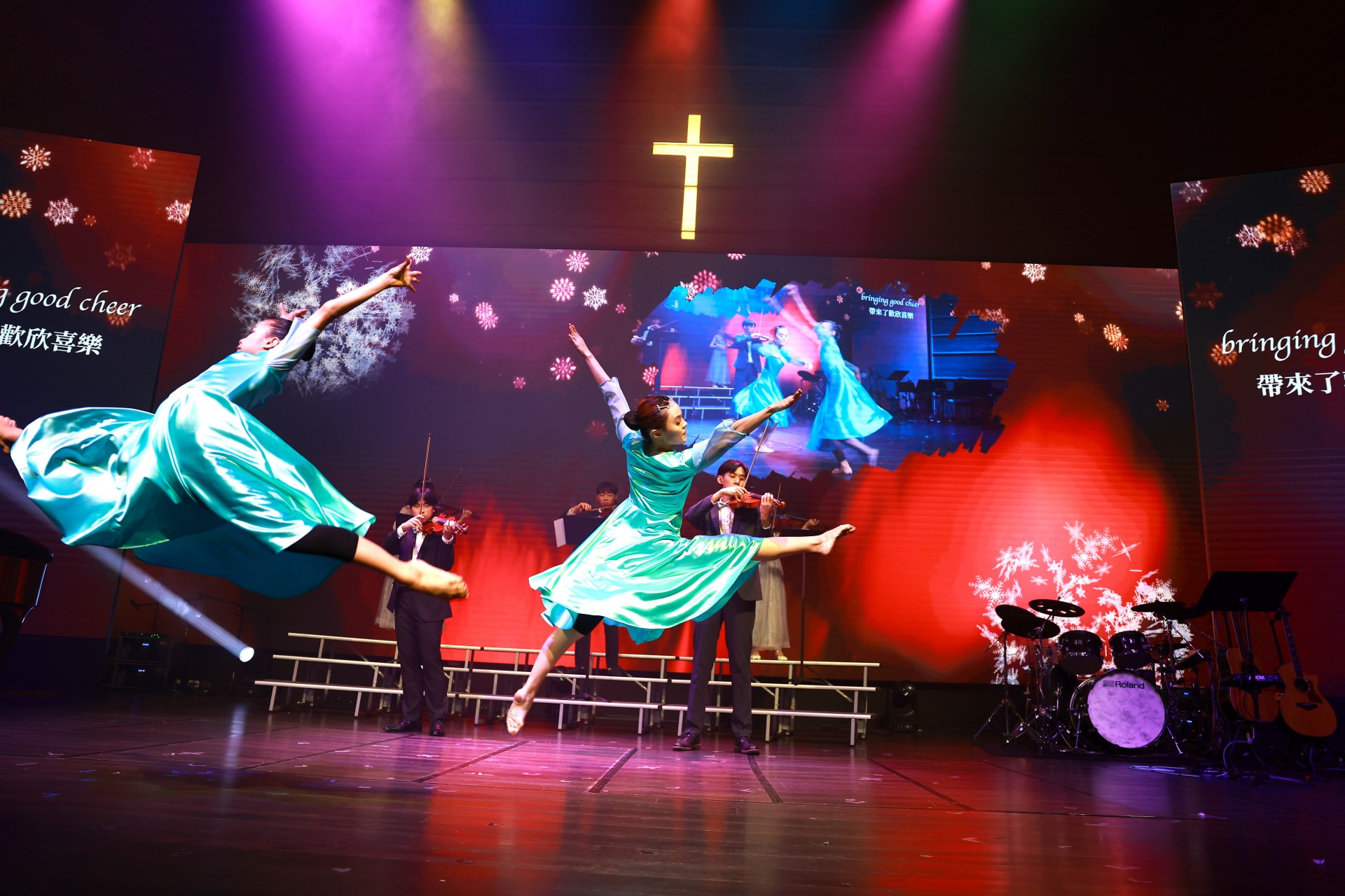 以小提琴合奏結合快閃舞蹈揭開音樂會序幕，帶領觀眾走進聖誕的喜樂氛圍。