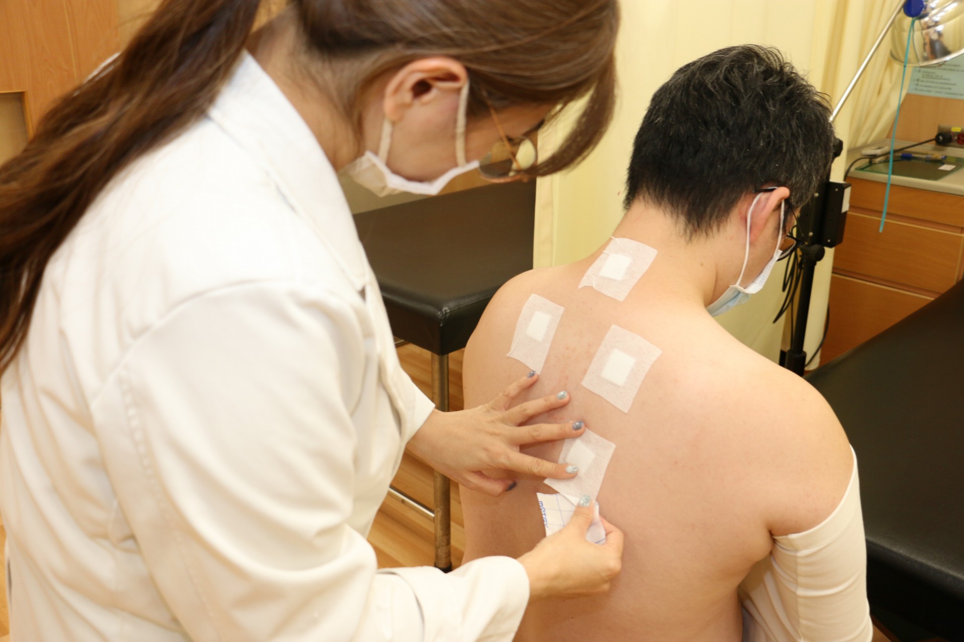 「三九貼」療法，以辛溫散寒藥材敷貼特定穴位，藉由中藥與穴位刺激幫助調節免疫系統，運用自然節氣及人體規律改善體質。