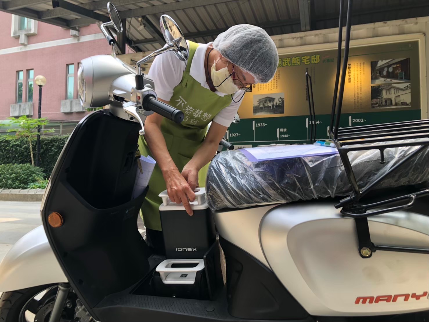 送餐推車可爬樓梯與懸掛於機車上-長輩外送更省力安全