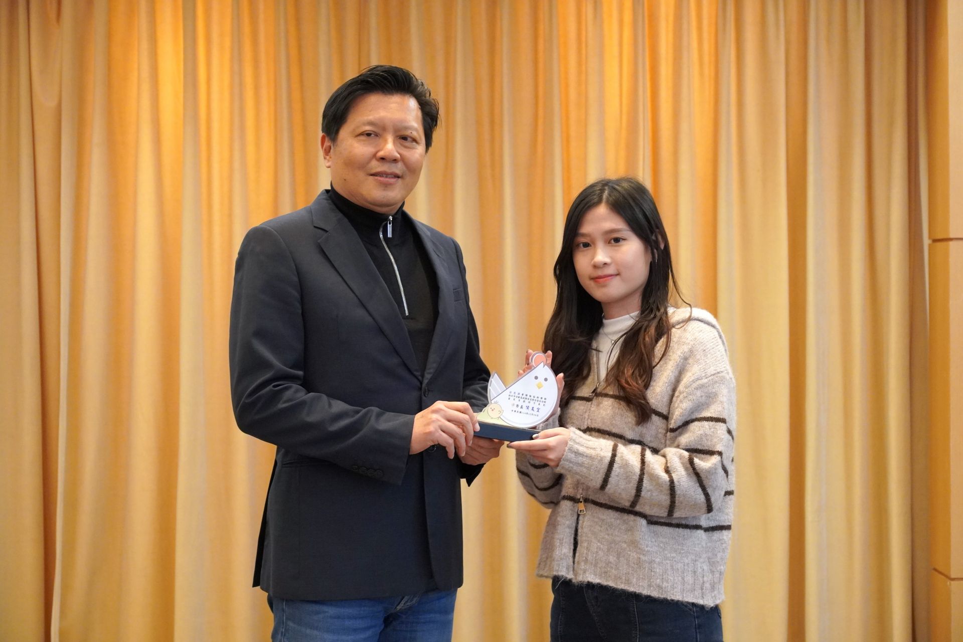 新莊社福中心社工徐思穎獲得有功人員獎，她分享心情既開心也備受鼓舞，這次的表揚讓她獲得能量，更提醒自己持續走在這條有意義的路上。