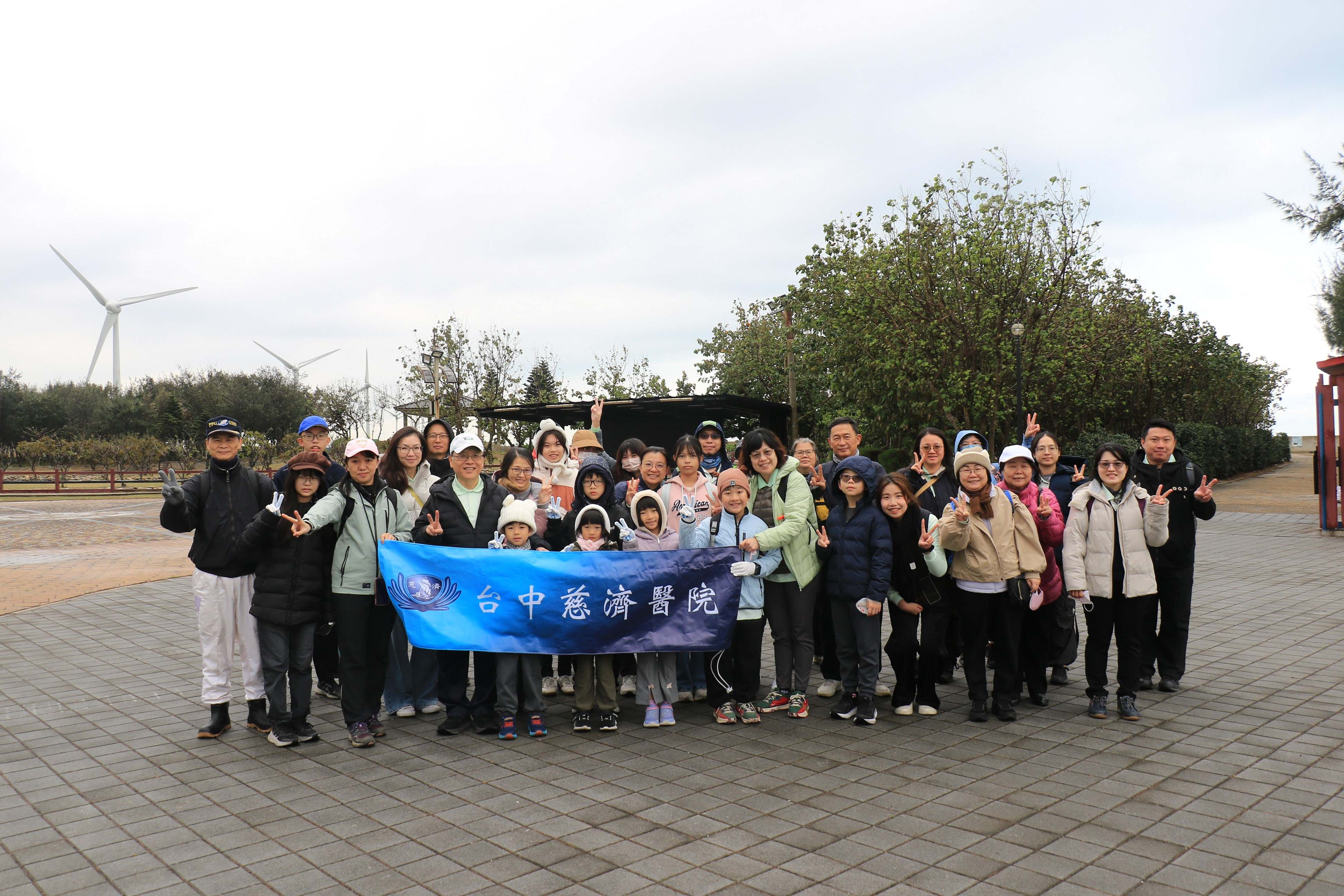 台中慈濟醫院與協力廠商參與大安區溫寮漁港海岸線淨灘。