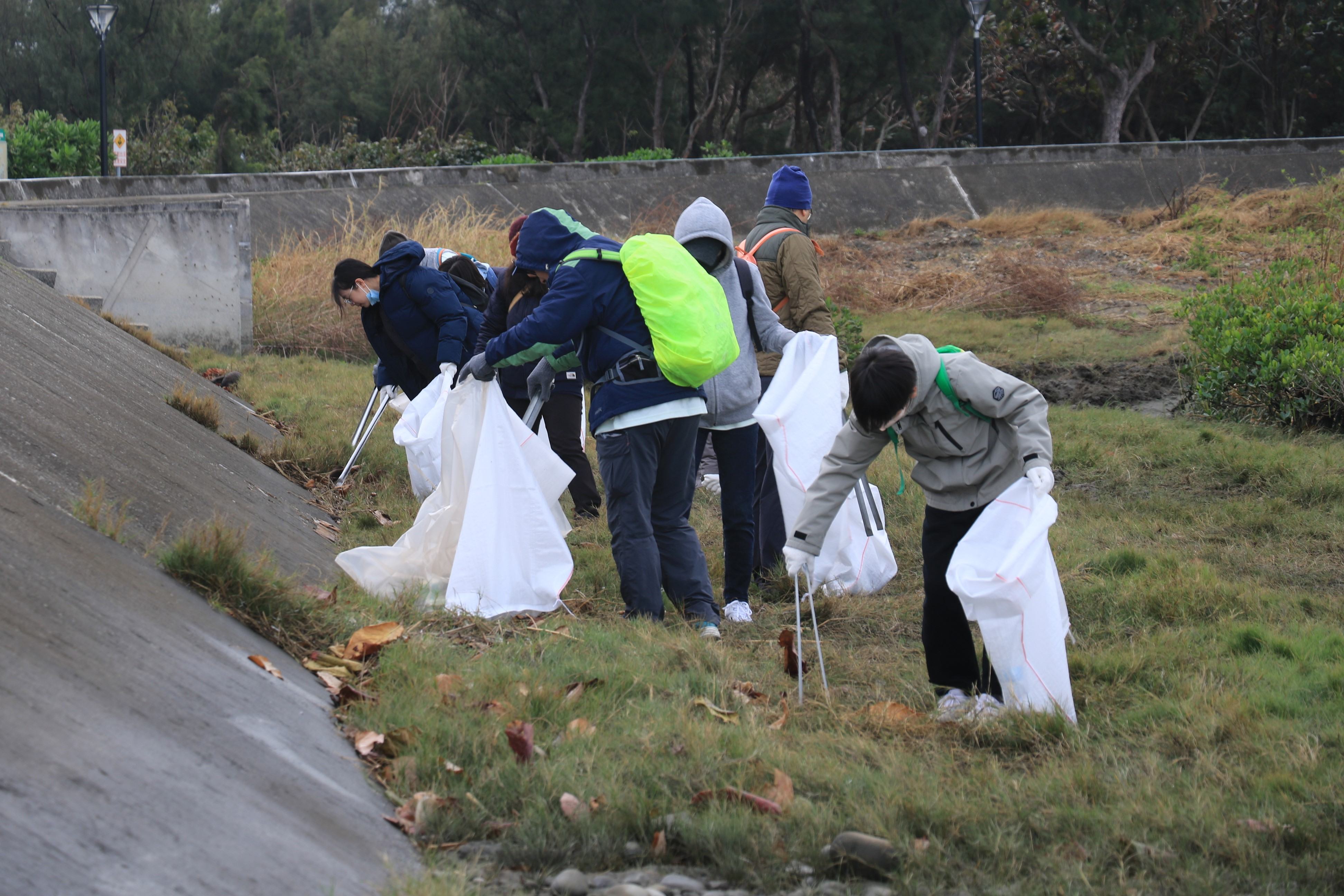 醫護同仁沿著海岸線撿拾一般垃圾和可回收物。